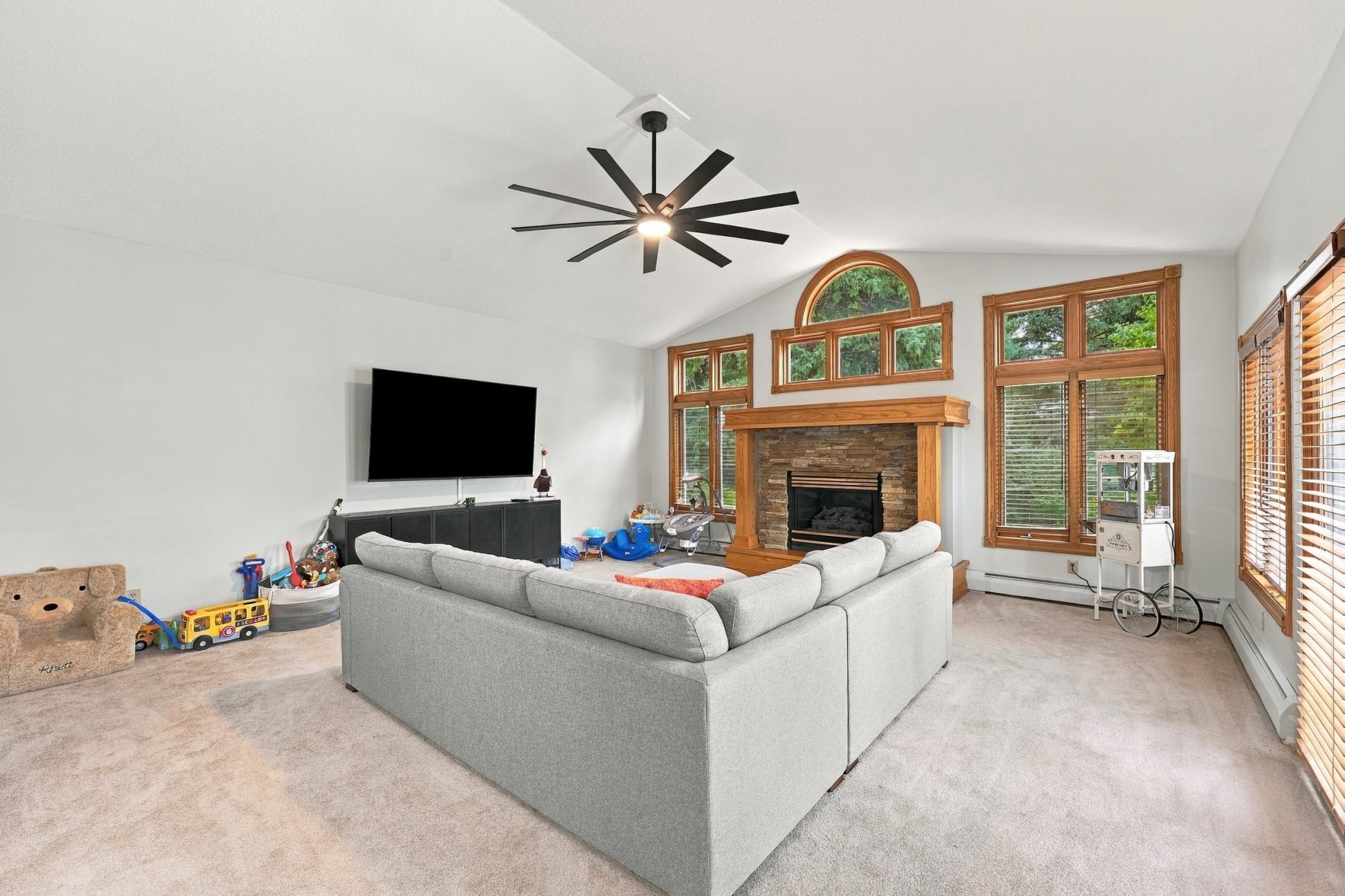 1960 single family home for sale at 2831 Edgewood Drive N in Fargo, ND — 4 bed, 2 bath (photo 17 of 45)