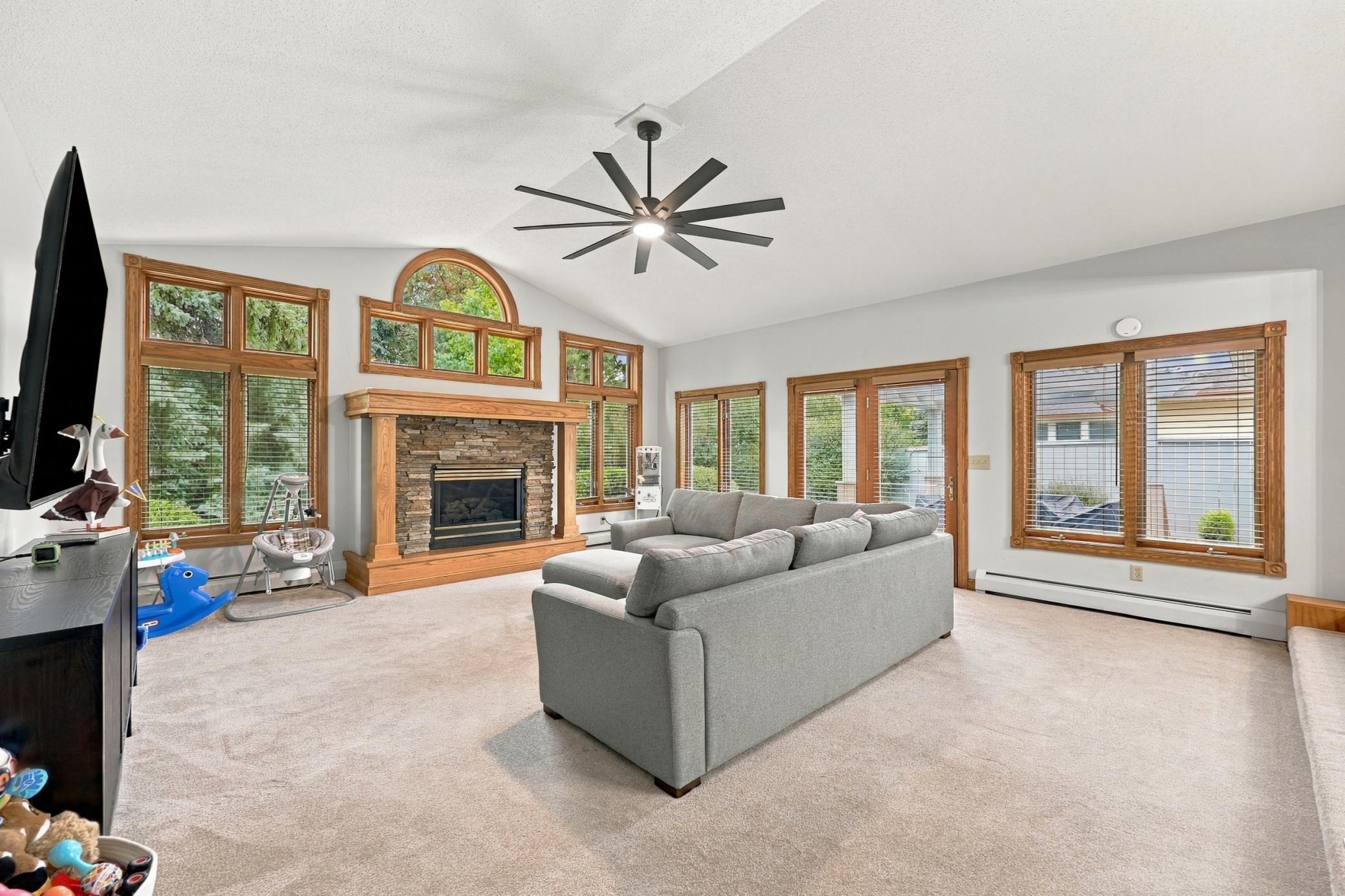 1960 single family home for sale at 2831 Edgewood Drive N in Fargo, ND — 4 bed, 2 bath (photo 19 of 45)