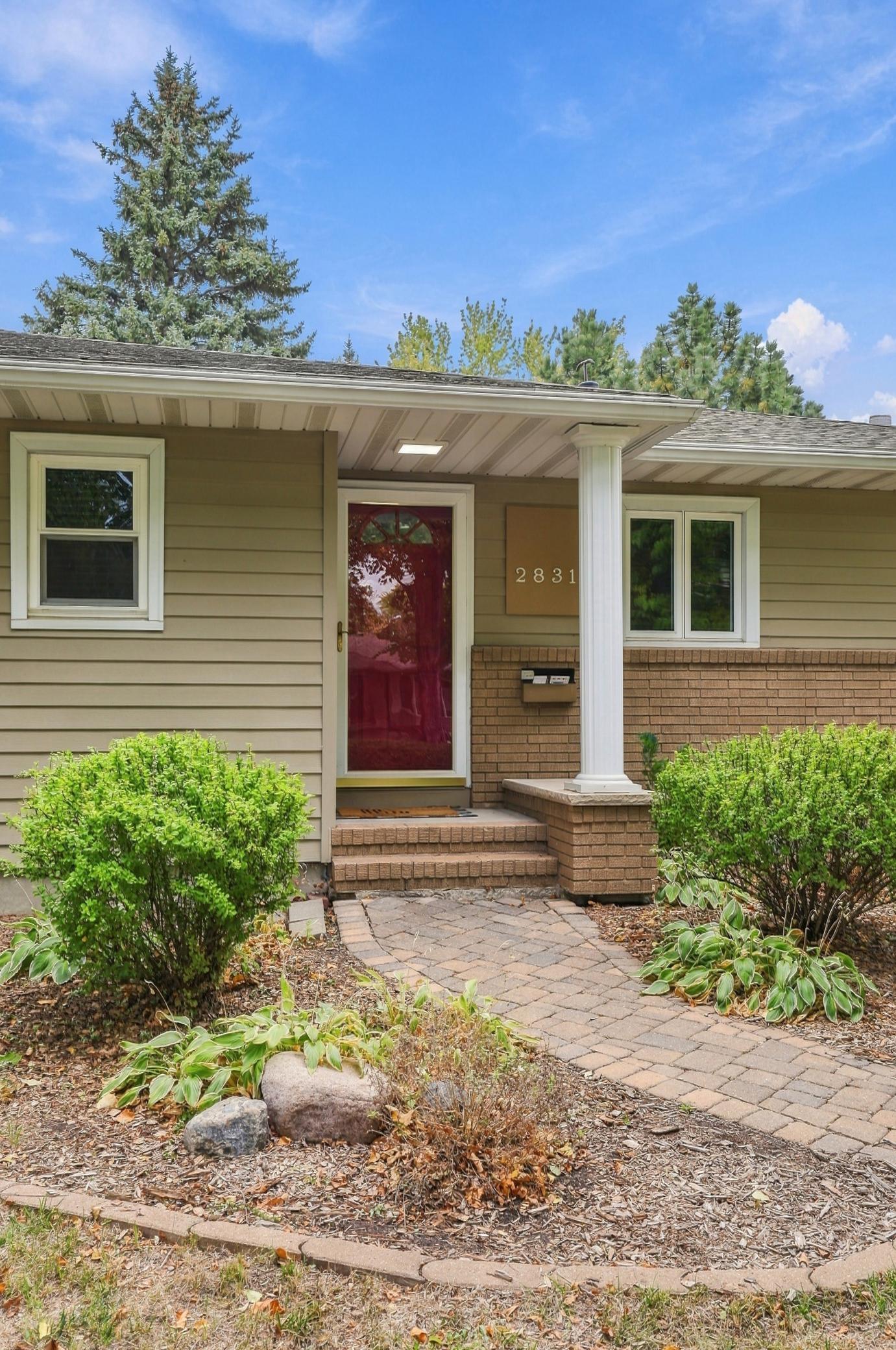 1960 single family home for sale at 2831 Edgewood Drive N in Fargo, ND — 4 bed, 2 bath (photo 3 of 45)