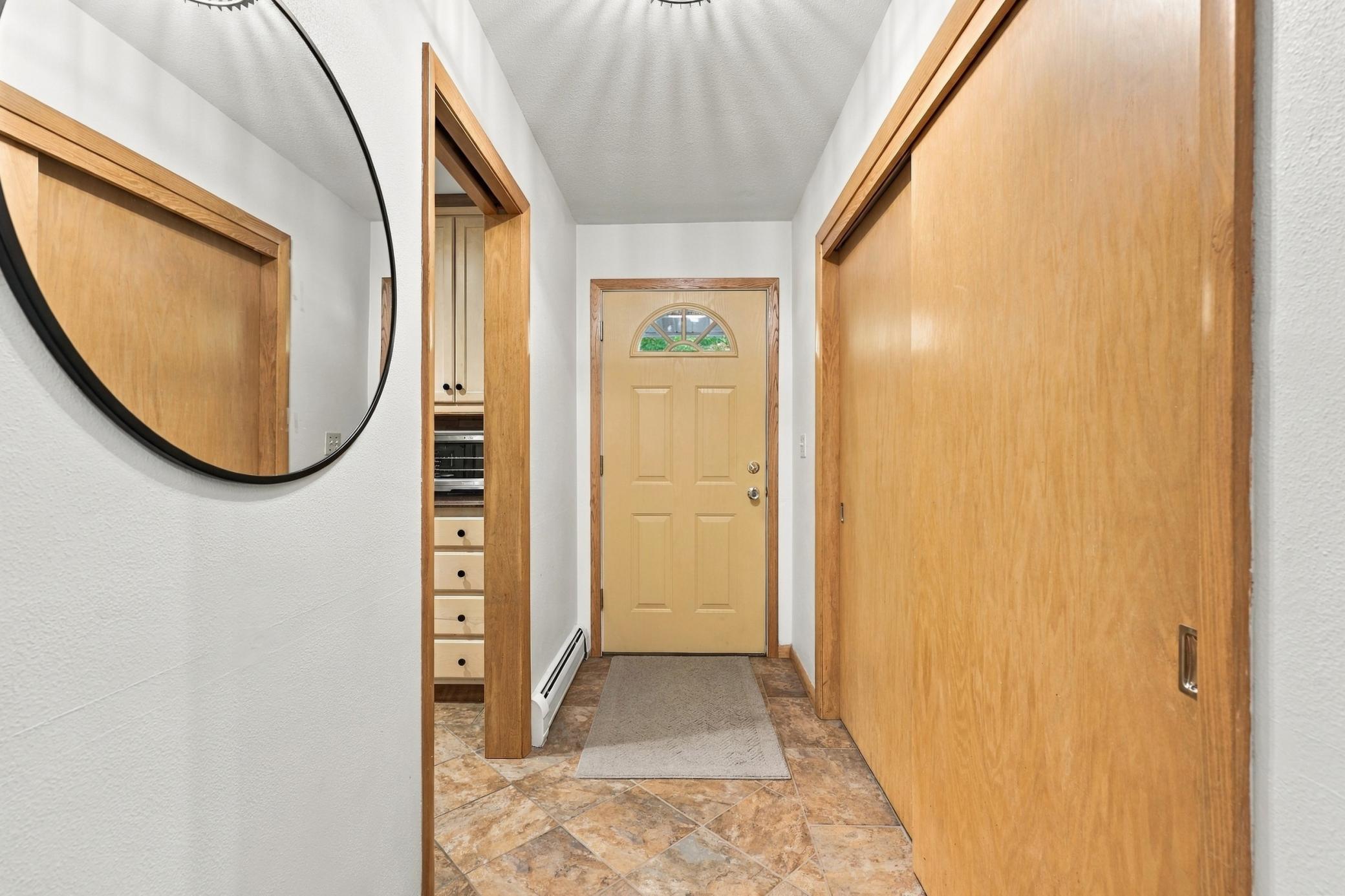 1960 single family home for sale at 2831 Edgewood Drive N in Fargo, ND — 4 bed, 2 bath (photo 4 of 45)