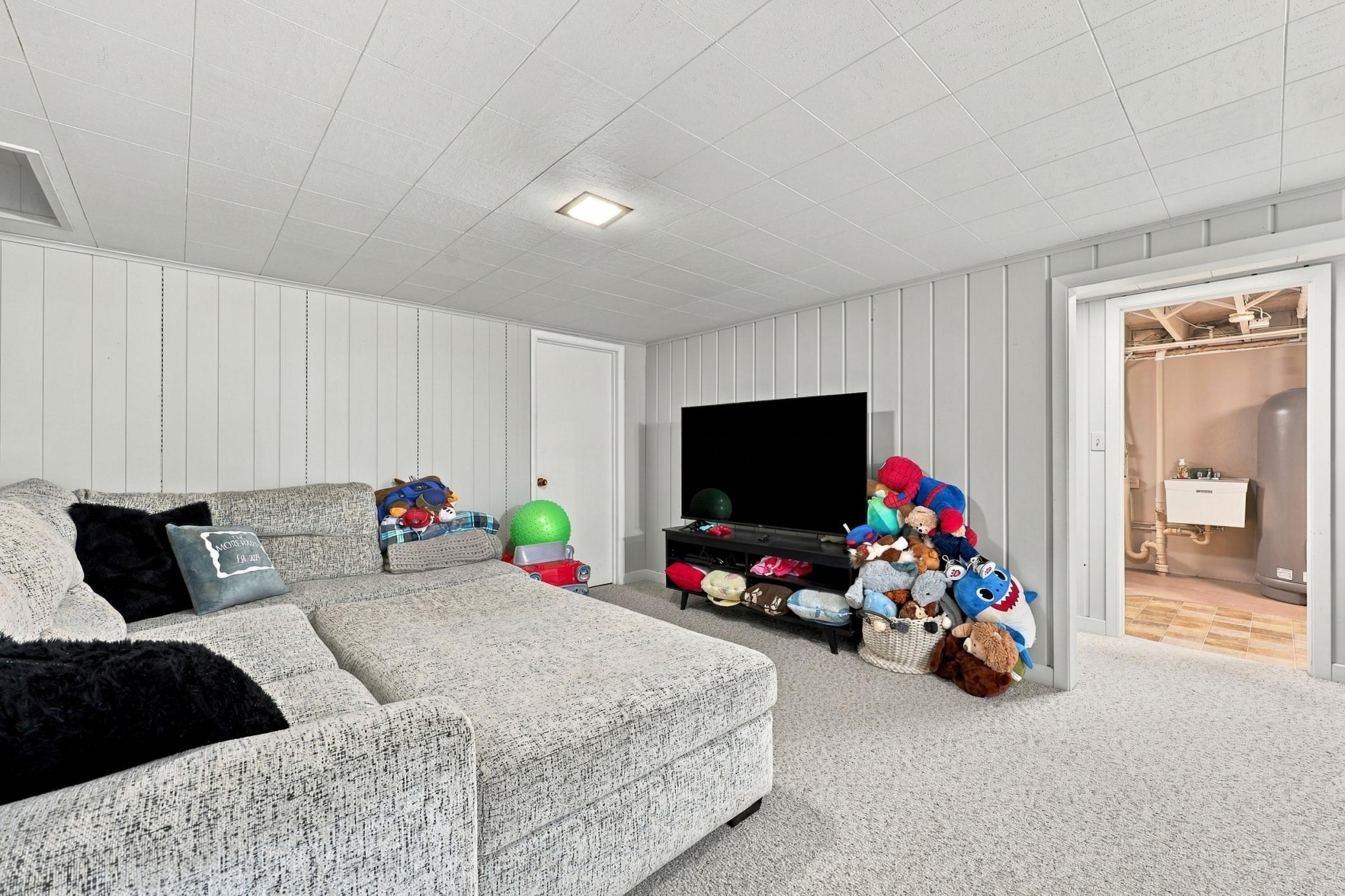 1960 single family home for sale at 2831 Edgewood Drive N in Fargo, ND — 4 bed, 2 bath (photo 32 of 45)