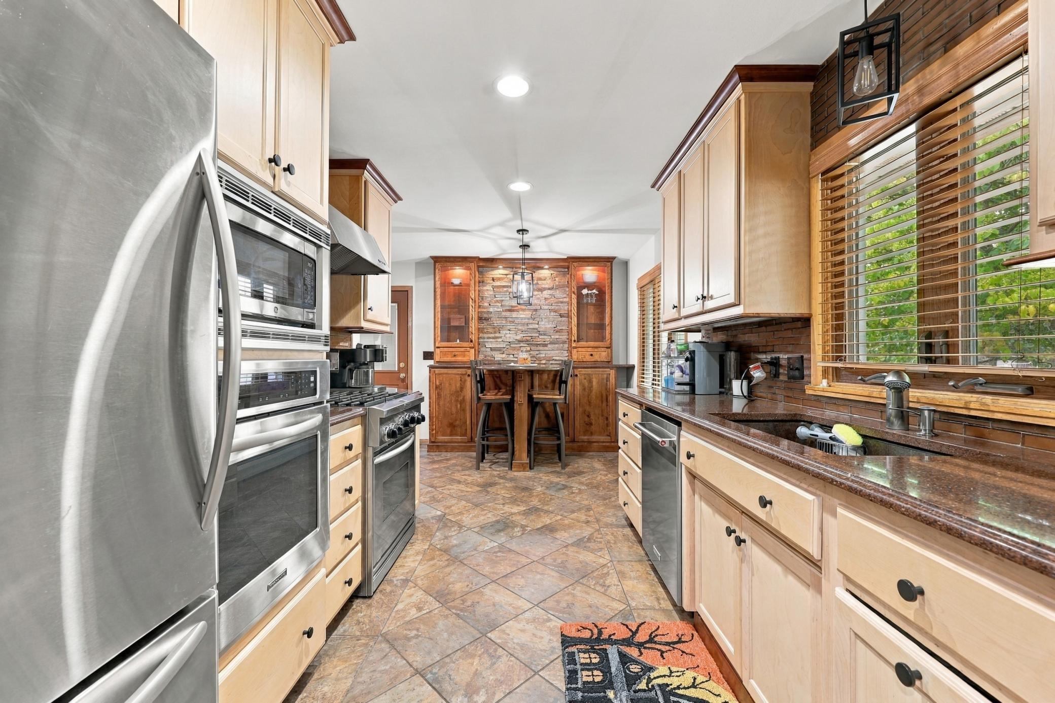 1960 single family home for sale at 2831 Edgewood Drive N in Fargo, ND — 4 bed, 2 bath (photo 5 of 45)