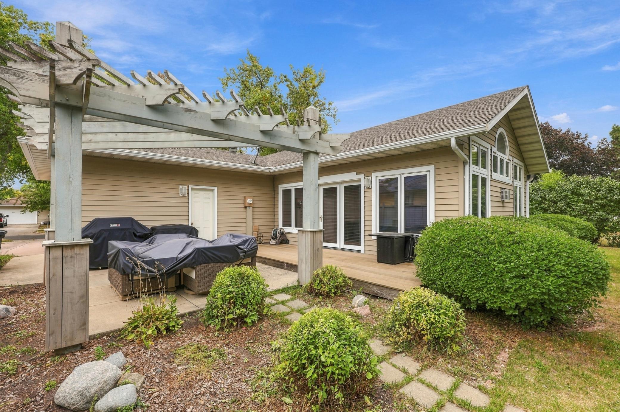 1960 single family home for sale at 2831 Edgewood Drive N in Fargo, ND — 4 bed, 2 bath (photo 41 of 45)