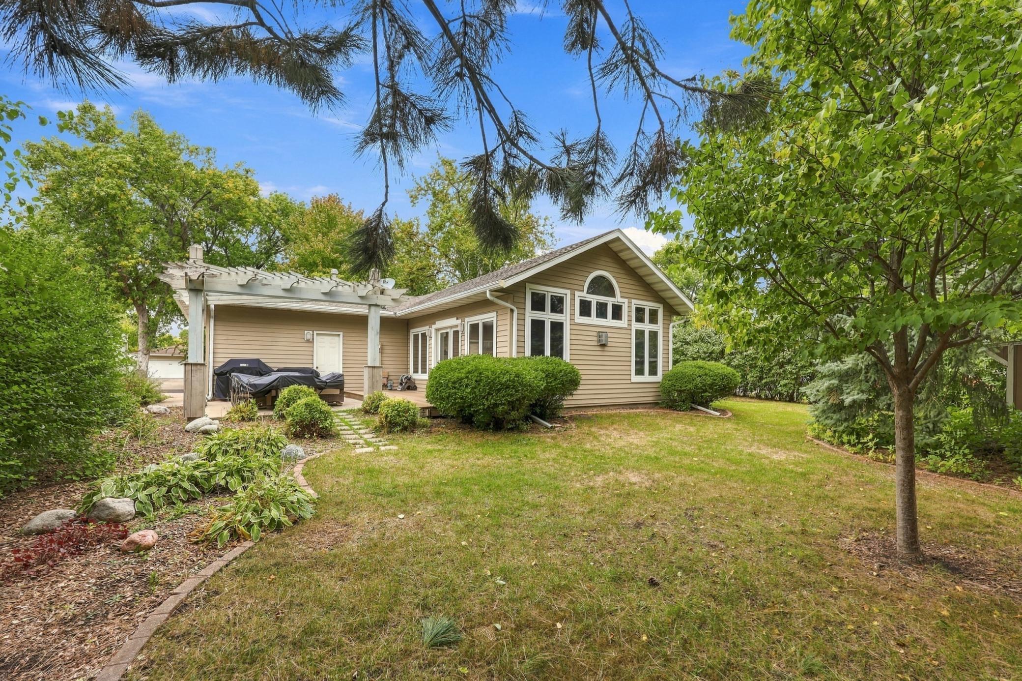 1960 single family home for sale at 2831 Edgewood Drive N in Fargo, ND — 4 bed, 2 bath (photo 43 of 45)