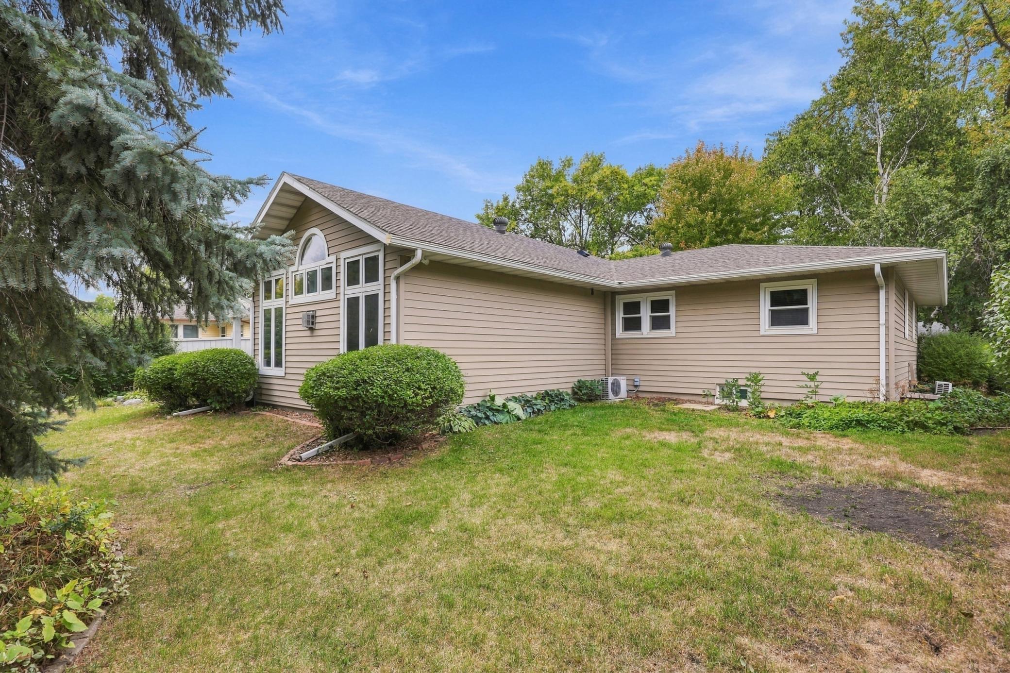 1960 single family home for sale at 2831 Edgewood Drive N in Fargo, ND — 4 bed, 2 bath (photo 44 of 45)