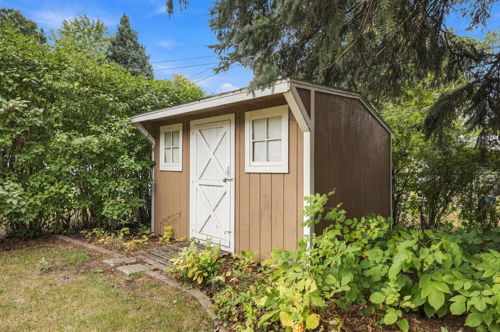 1960 single family home for sale at 2831 Edgewood Drive N in Fargo, ND — 4 bed, 2 bath (photo 45 of 45)