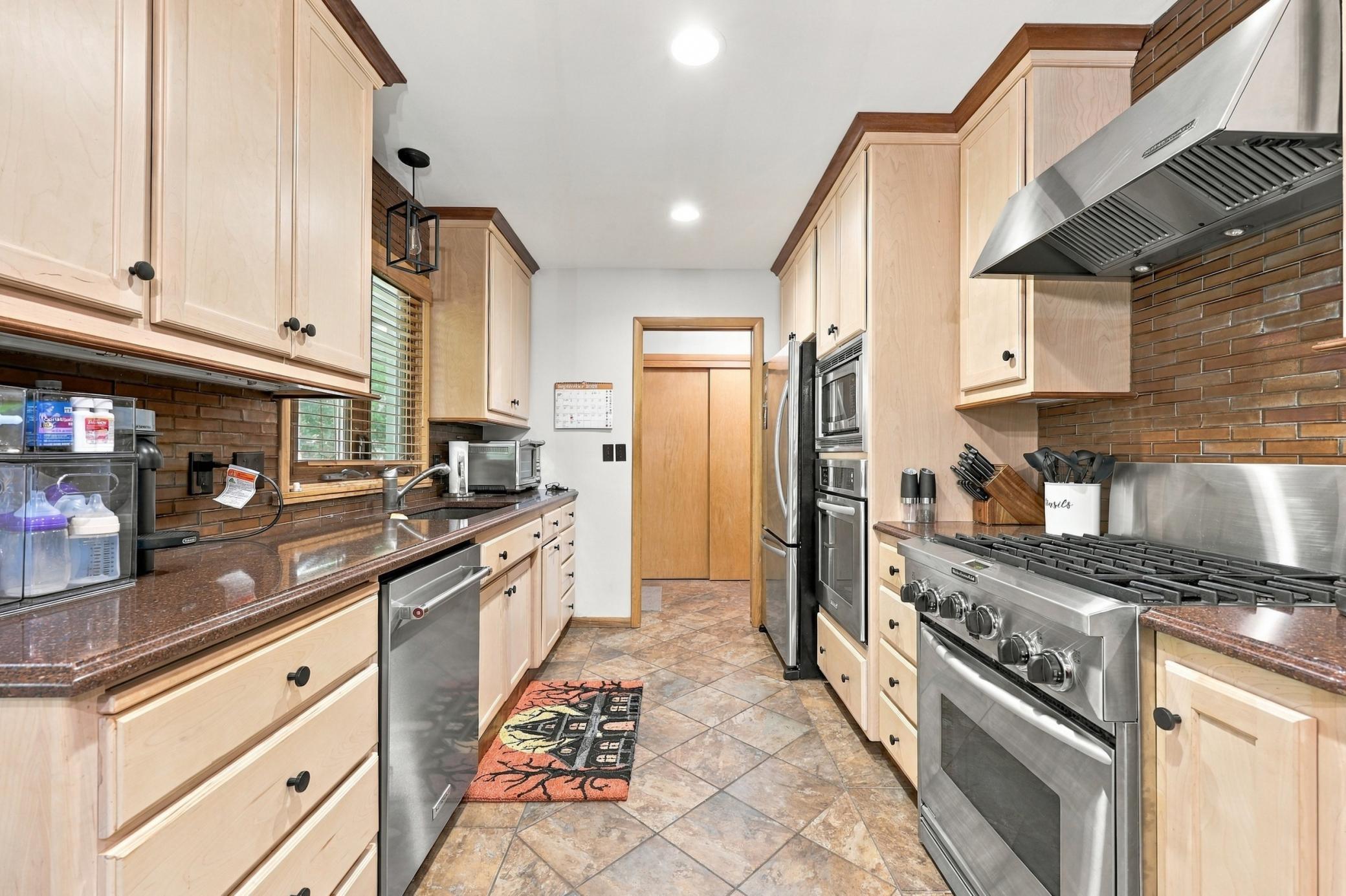 1960 single family home for sale at 2831 Edgewood Drive N in Fargo, ND — 4 bed, 2 bath (photo 6 of 45)