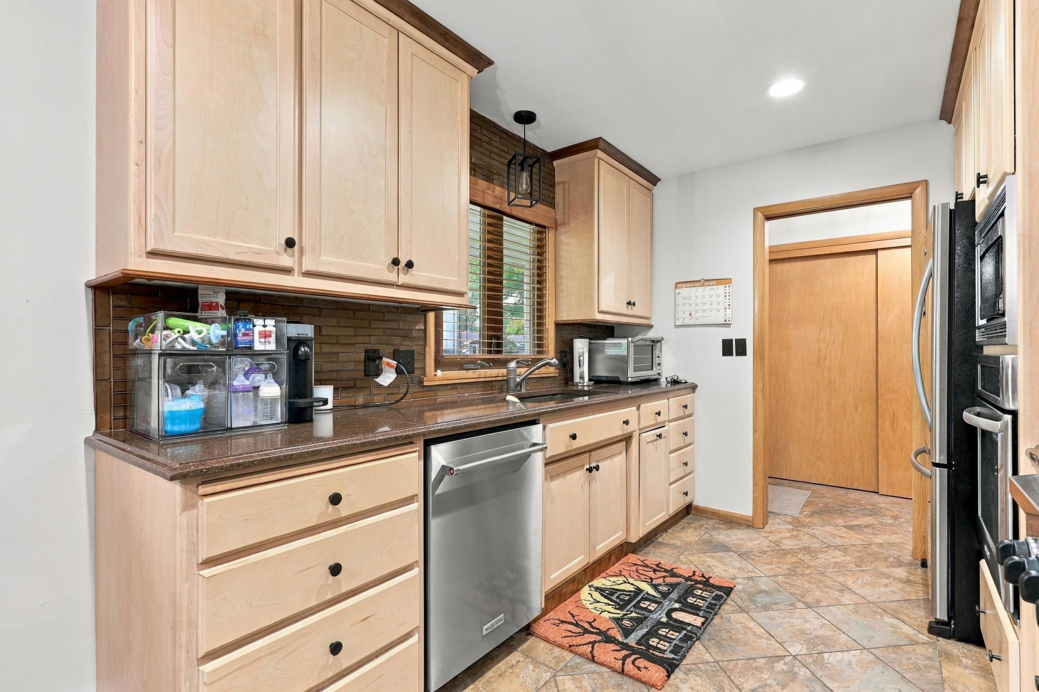 1960 single family home for sale at 2831 Edgewood Drive N in Fargo, ND — 4 bed, 2 bath (photo 7 of 45)