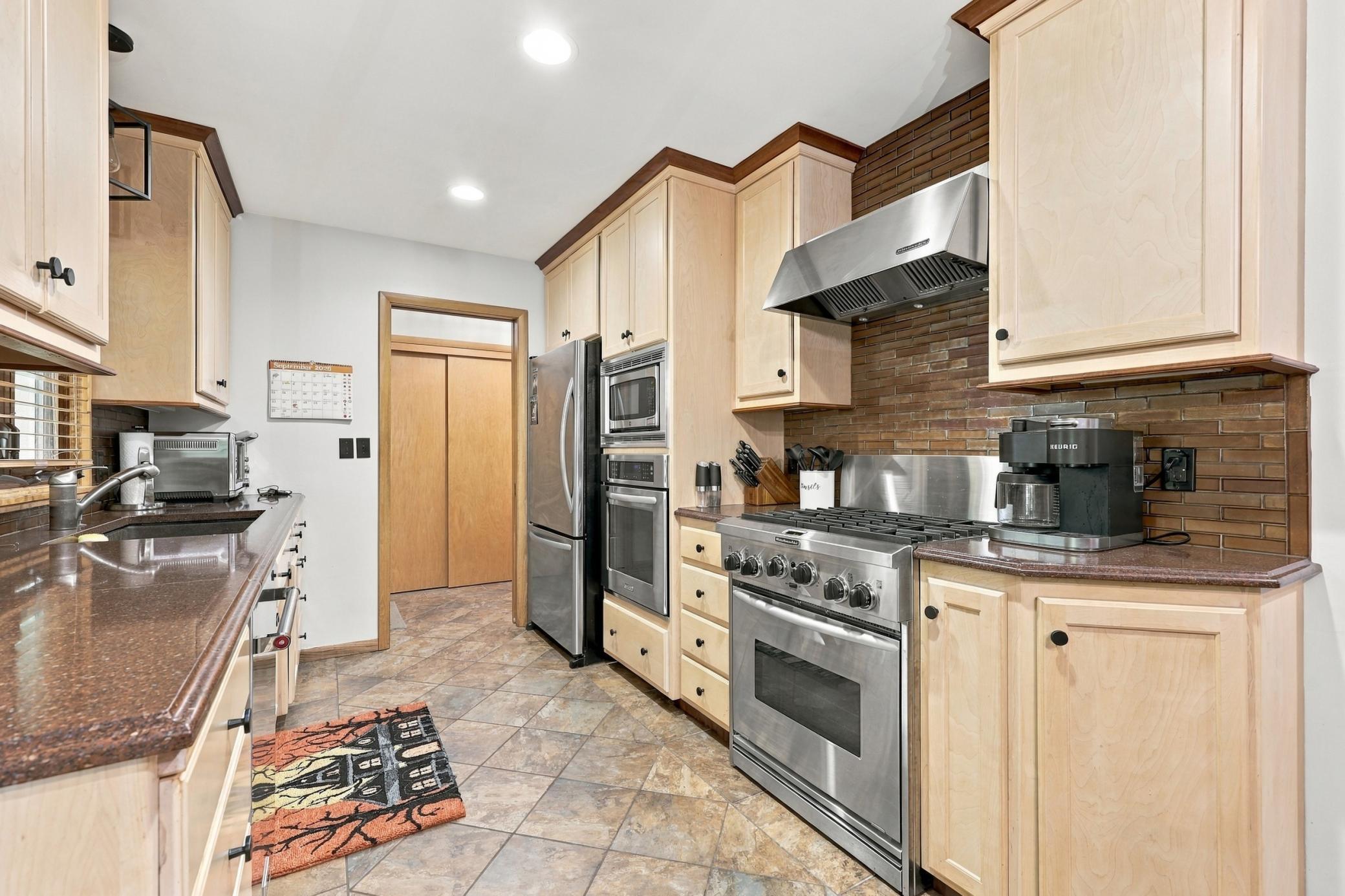 1960 single family home for sale at 2831 Edgewood Drive N in Fargo, ND — 4 bed, 2 bath (photo 8 of 45)