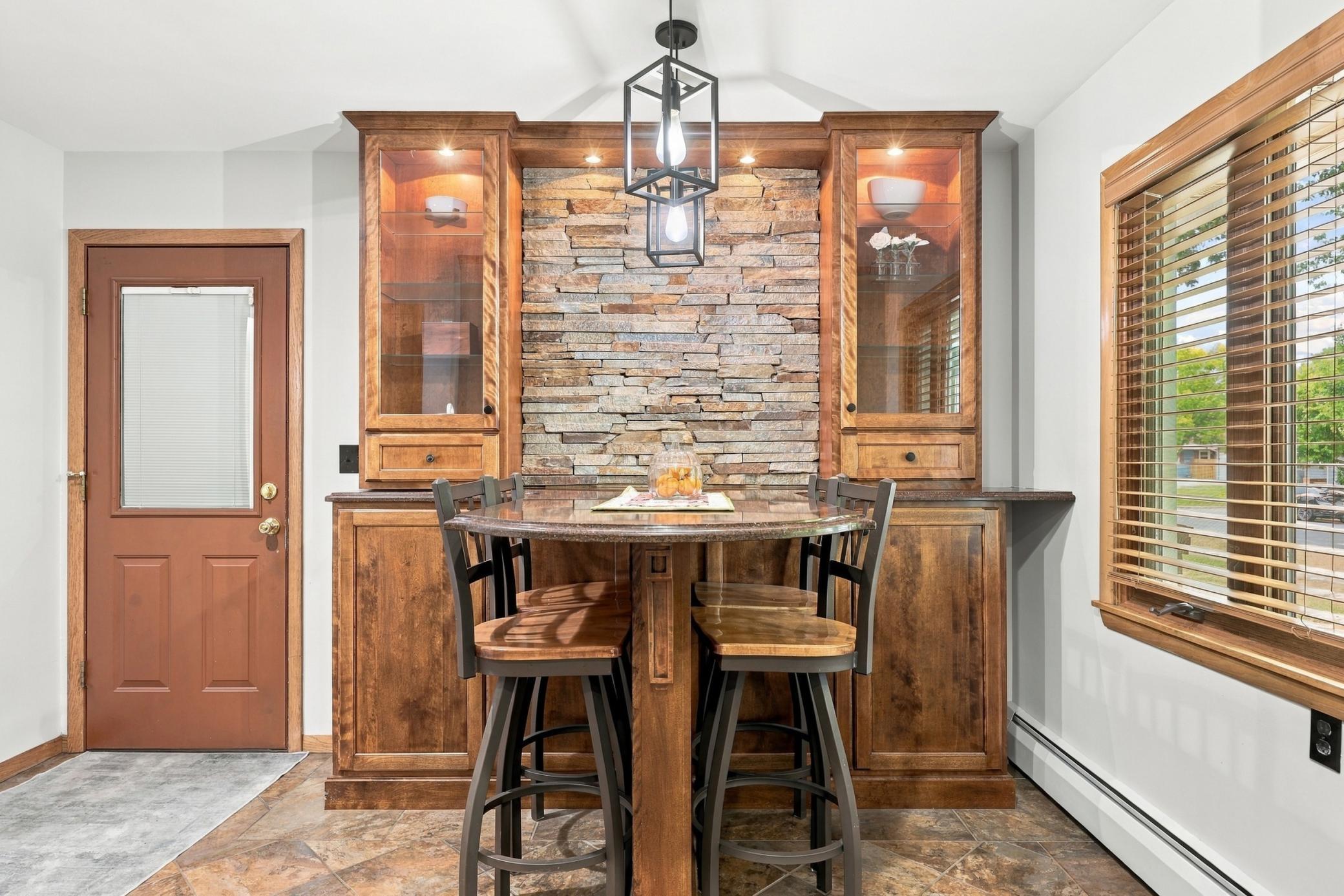 1960 single family home for sale at 2831 Edgewood Drive N in Fargo, ND — 4 bed, 2 bath (photo 9 of 45)