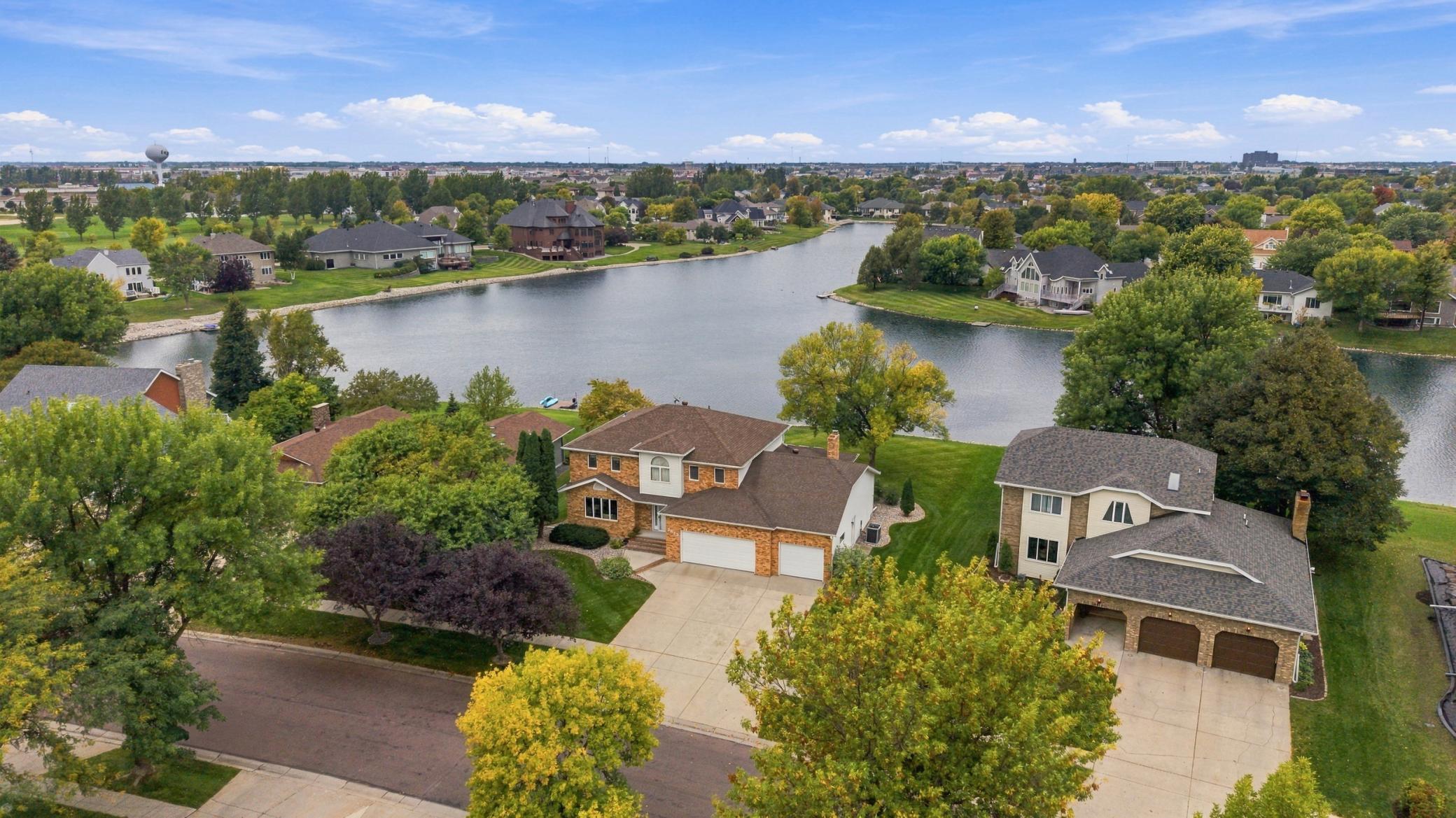 1987 single family home for sale at 2825 27th Street S in Fargo, ND — 5 bed, 4 bath (photo 2 of 50)