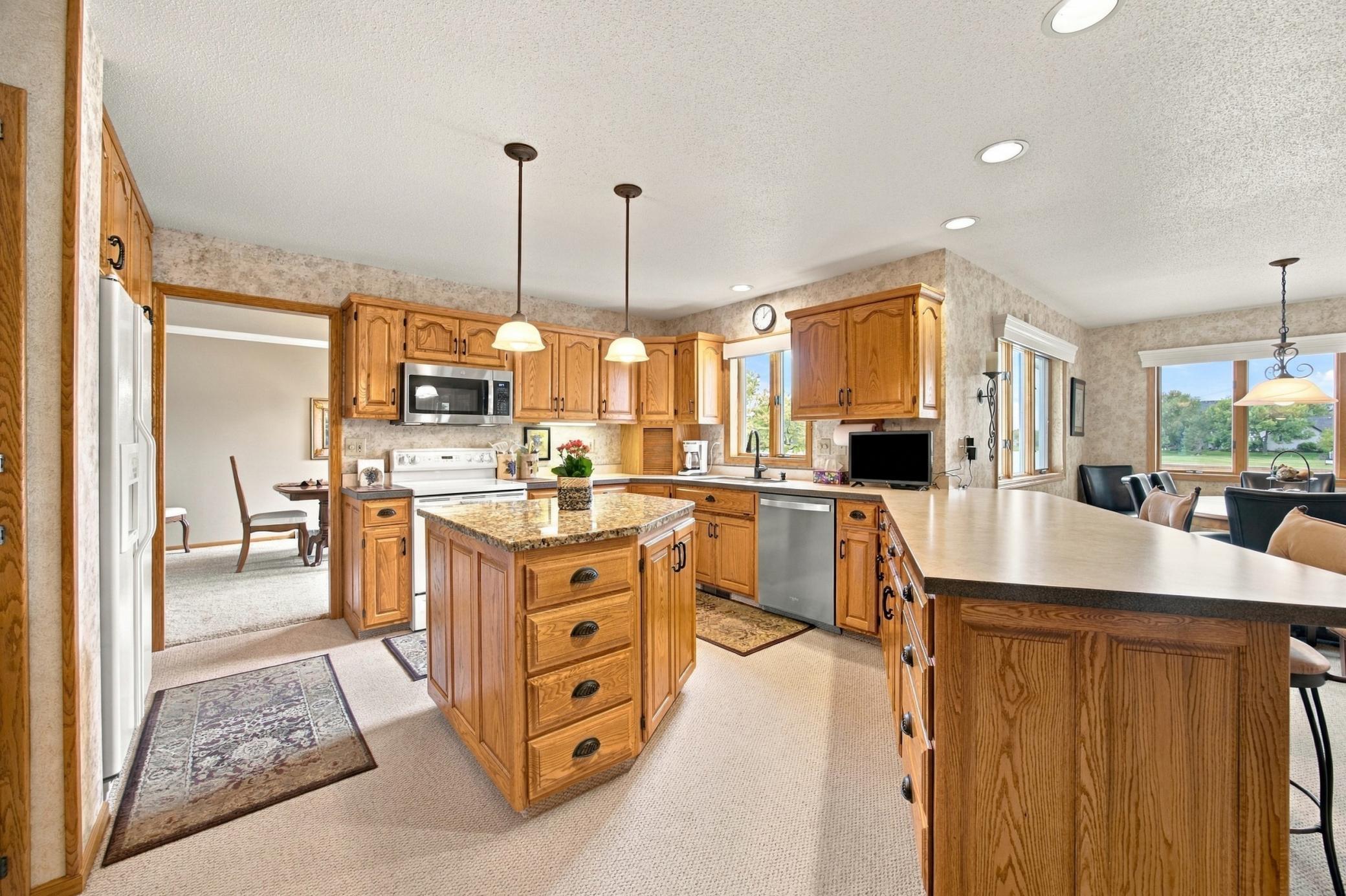 1987 single family home for sale at 2825 27th Street S in Fargo, ND — 5 bed, 4 bath (photo 11 of 50)