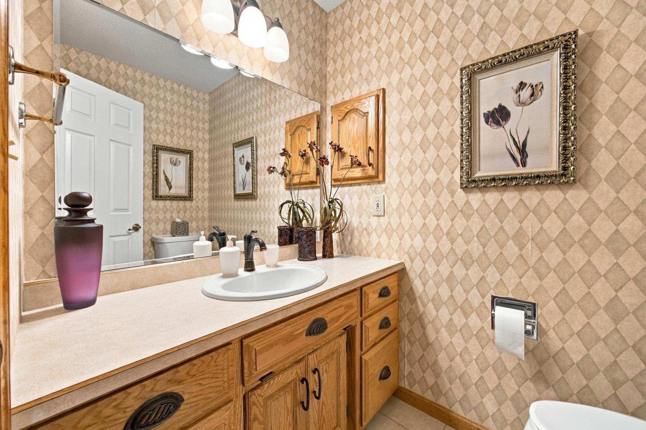 1987 single family home for sale at 2825 27th Street S in Fargo, ND — 5 bed, 4 bath (photo 15 of 50)