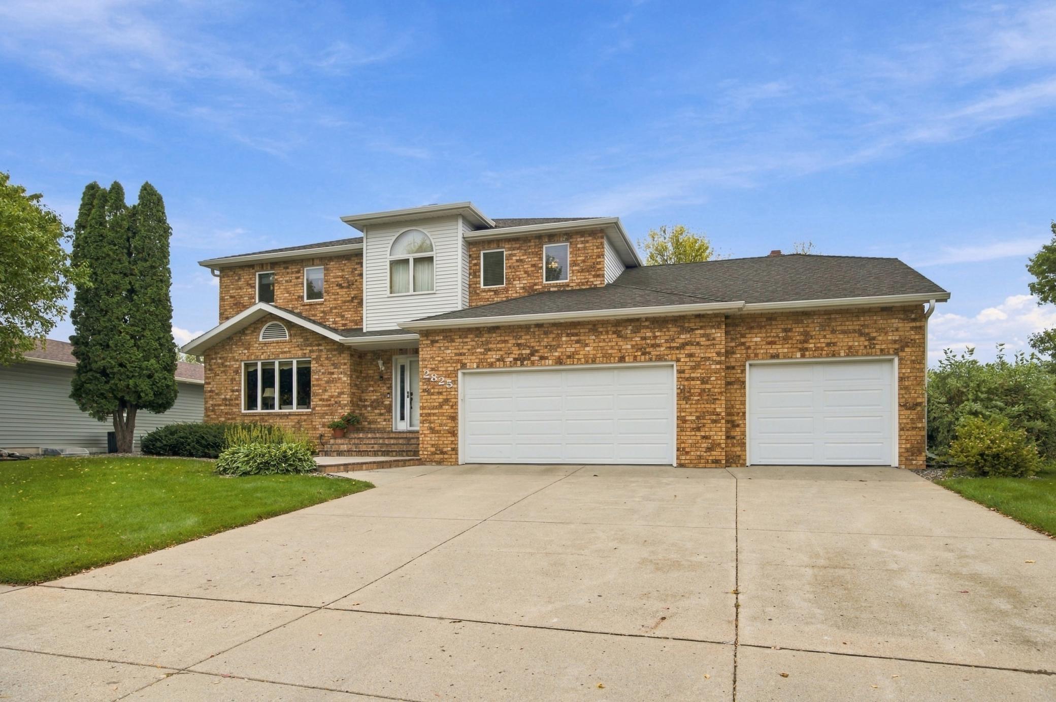 1987 single family home for sale at 2825 27th Street S in Fargo, ND — 5 bed, 4 bath (photo 3 of 50)