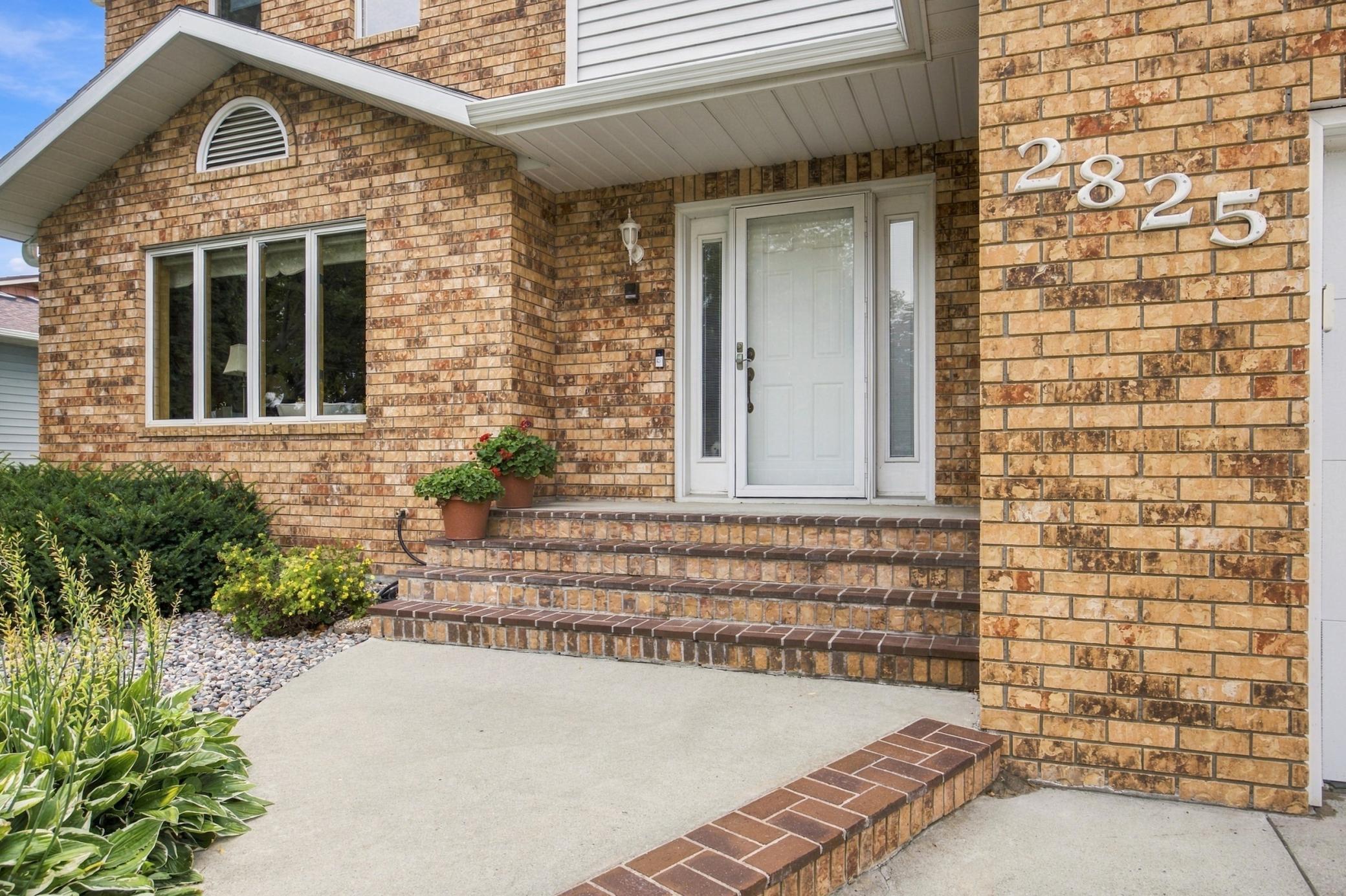 1987 single family home for sale at 2825 27th Street S in Fargo, ND — 5 bed, 4 bath (photo 4 of 50)