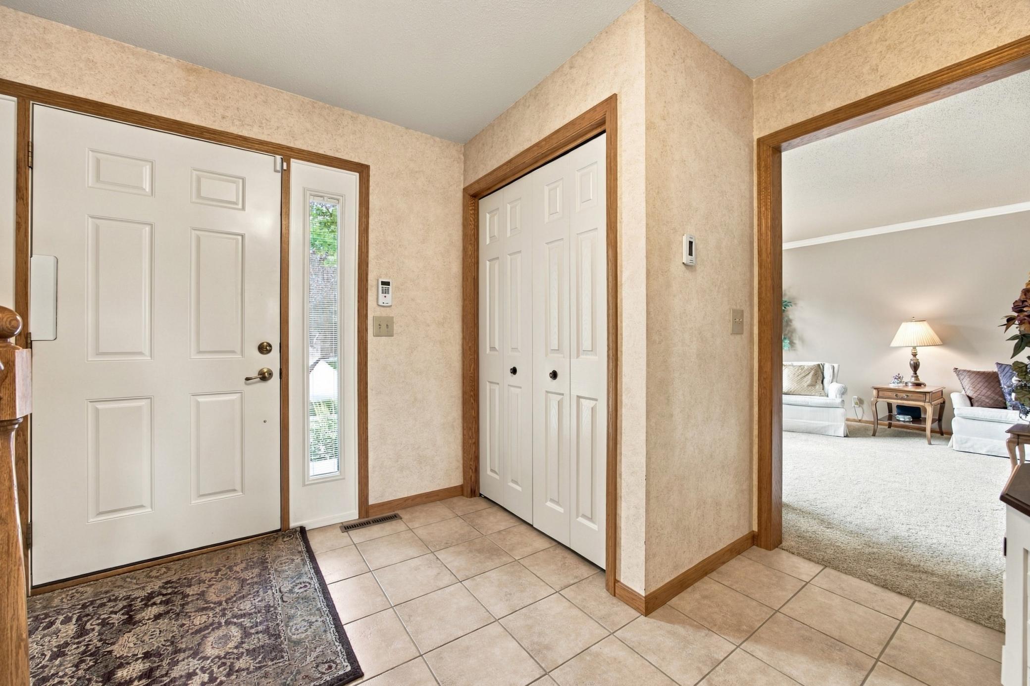 1987 single family home for sale at 2825 27th Street S in Fargo, ND — 5 bed, 4 bath (photo 5 of 50)