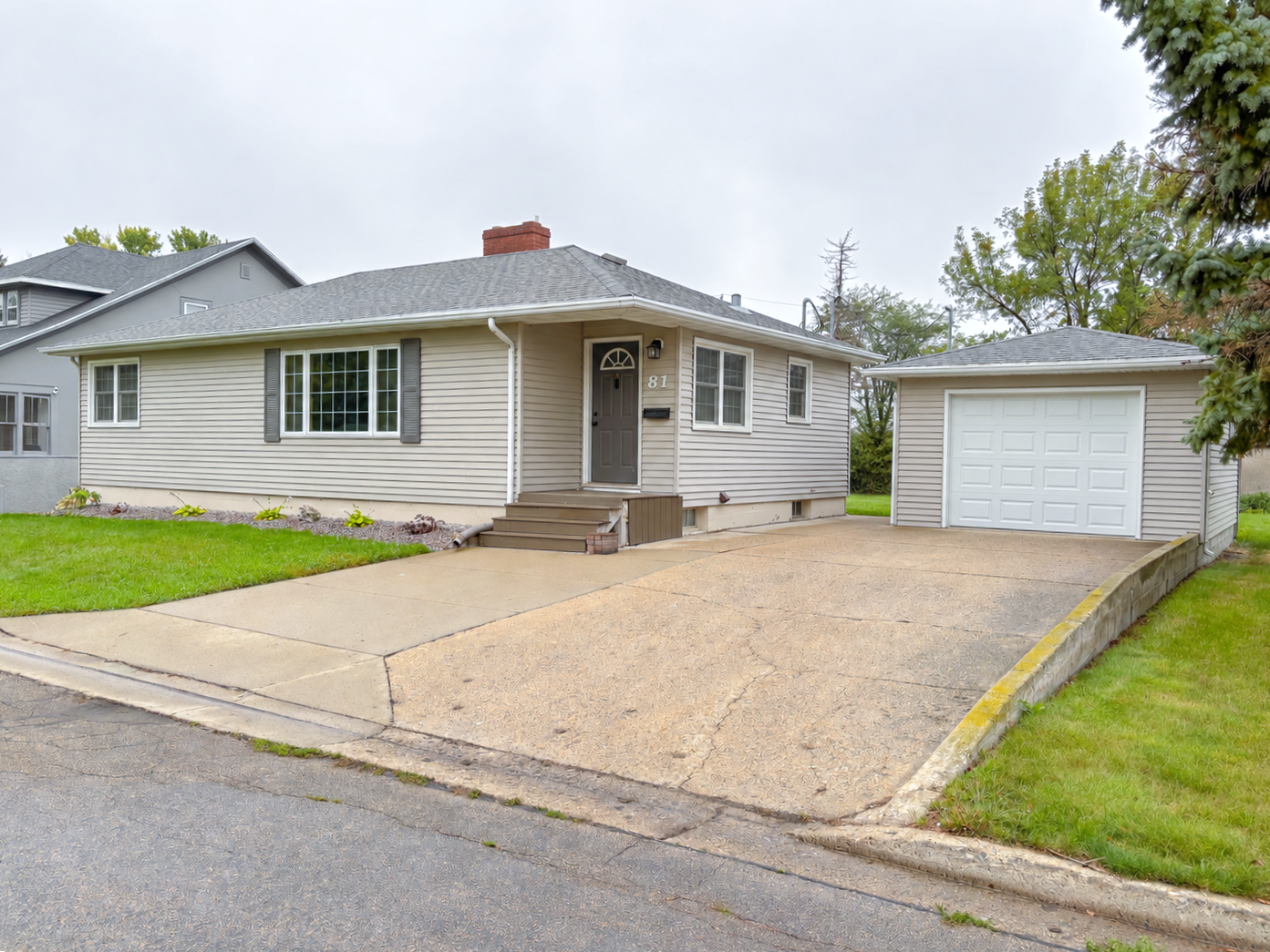 1952 single family home for sale at 81 4th Avenue N in Wahpeton, ND — 3 bed, 2 bath