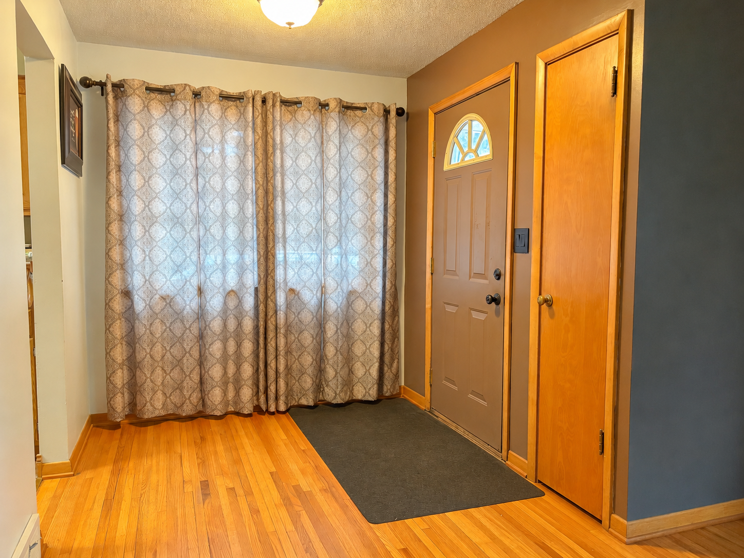 1952 single family home for sale at 81 4th Avenue N in Wahpeton, ND — 3 bed, 2 bath (photo 2 of 45)