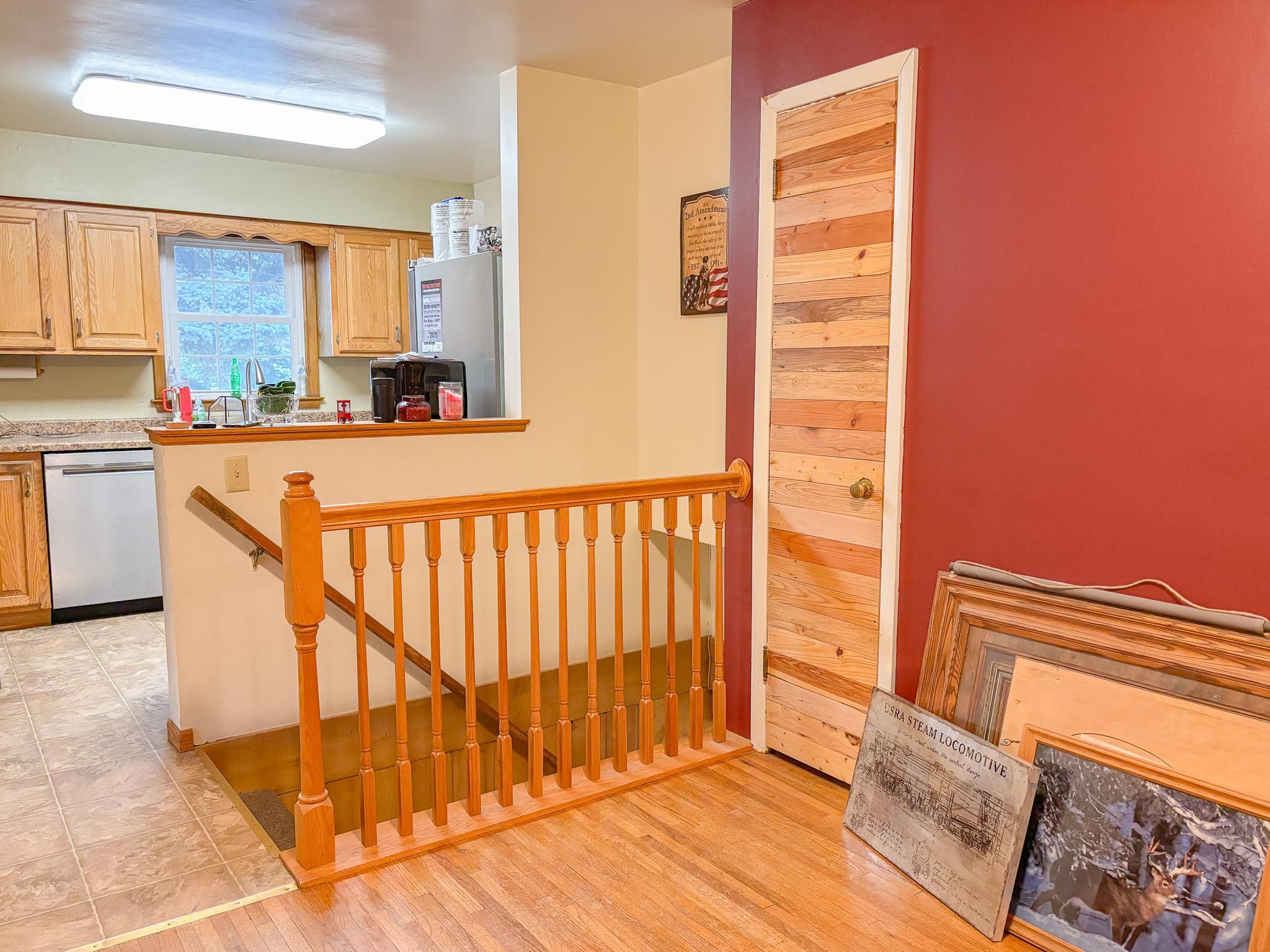 1952 single family home for sale at 81 4th Avenue N in Wahpeton, ND — 3 bed, 2 bath (photo 12 of 45)