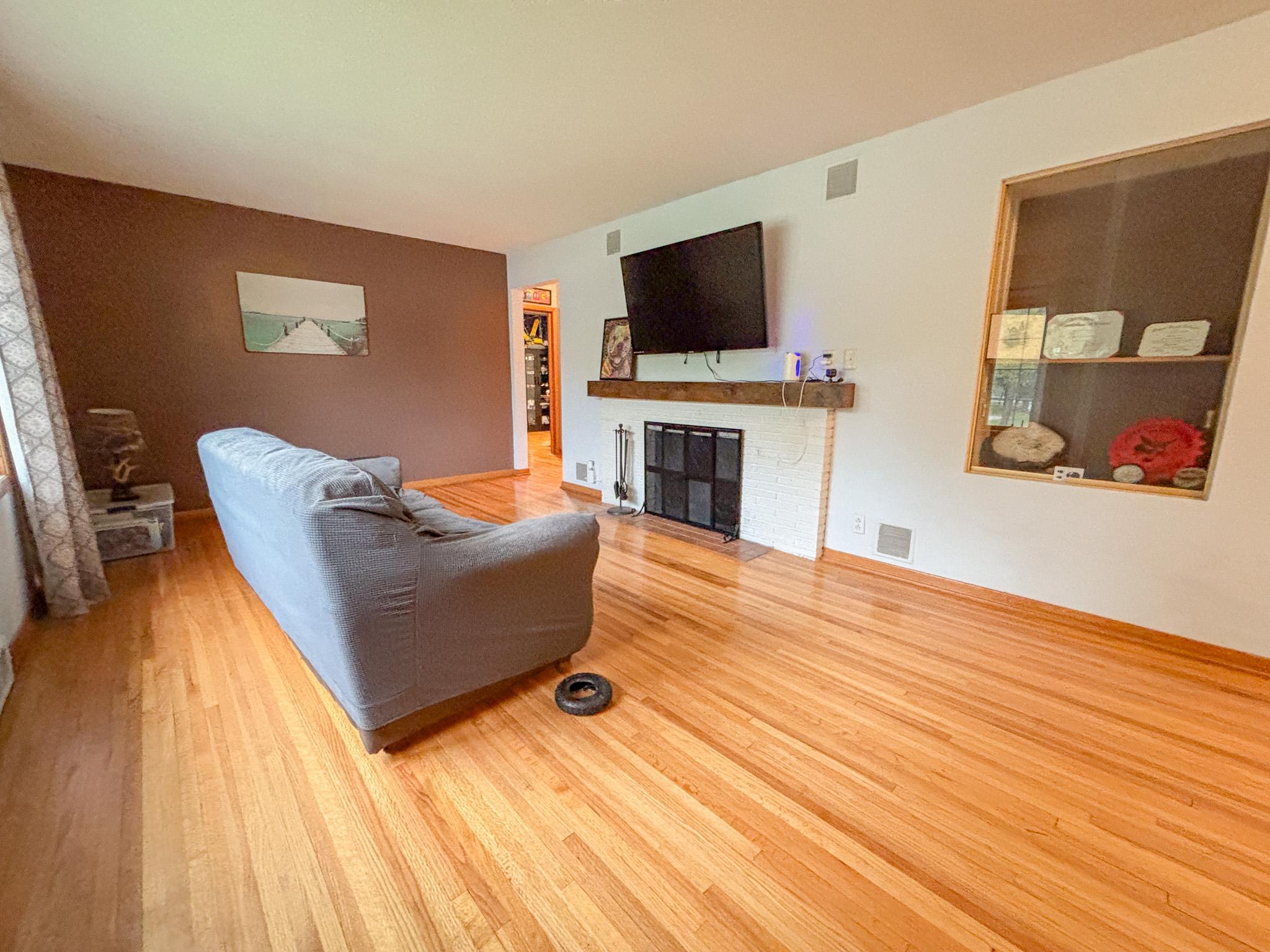 1952 single family home for sale at 81 4th Avenue N in Wahpeton, ND — 3 bed, 2 bath (photo 3 of 45)