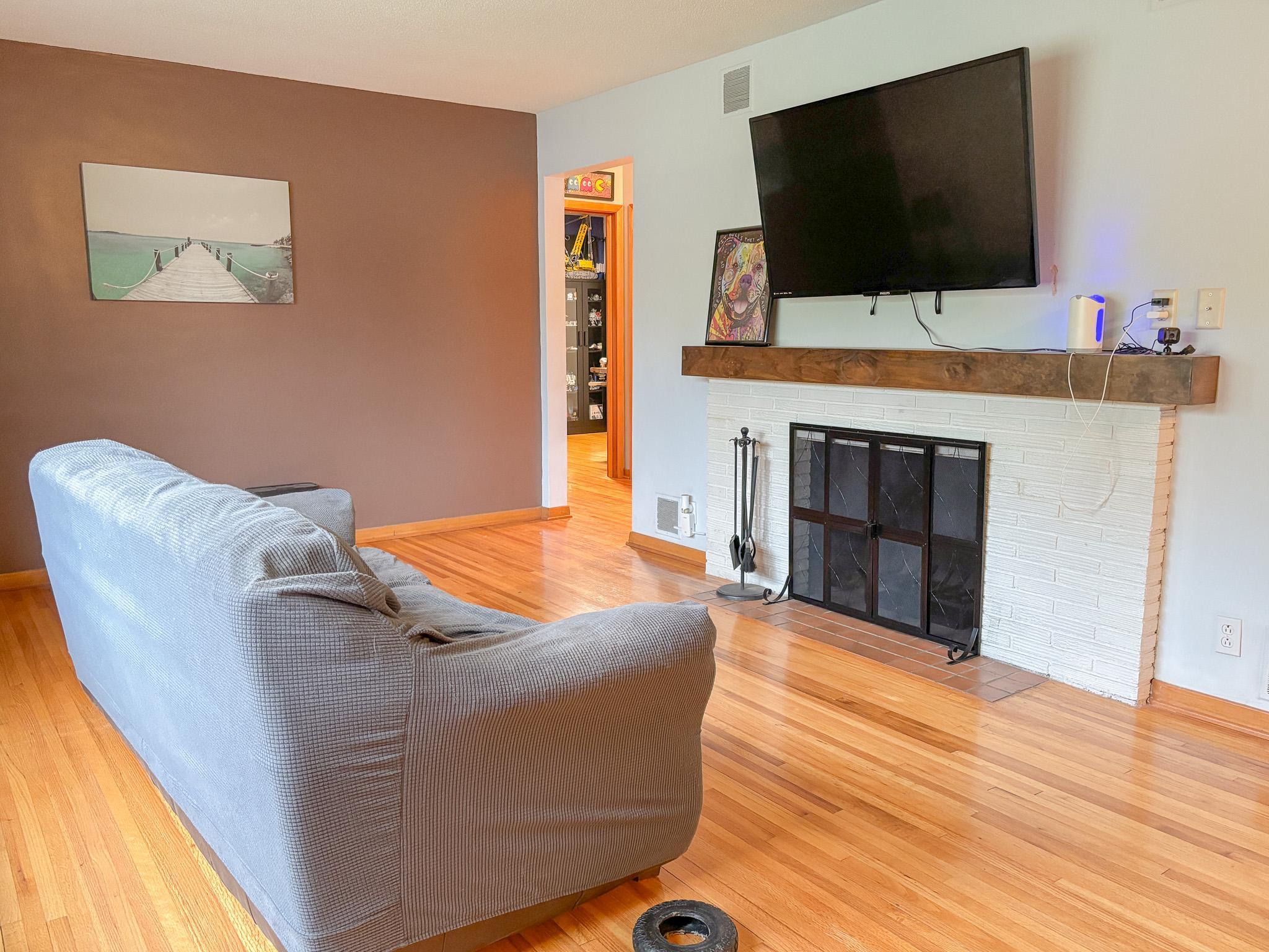 1952 single family home for sale at 81 4th Avenue N in Wahpeton, ND — 3 bed, 2 bath (photo 4 of 45)