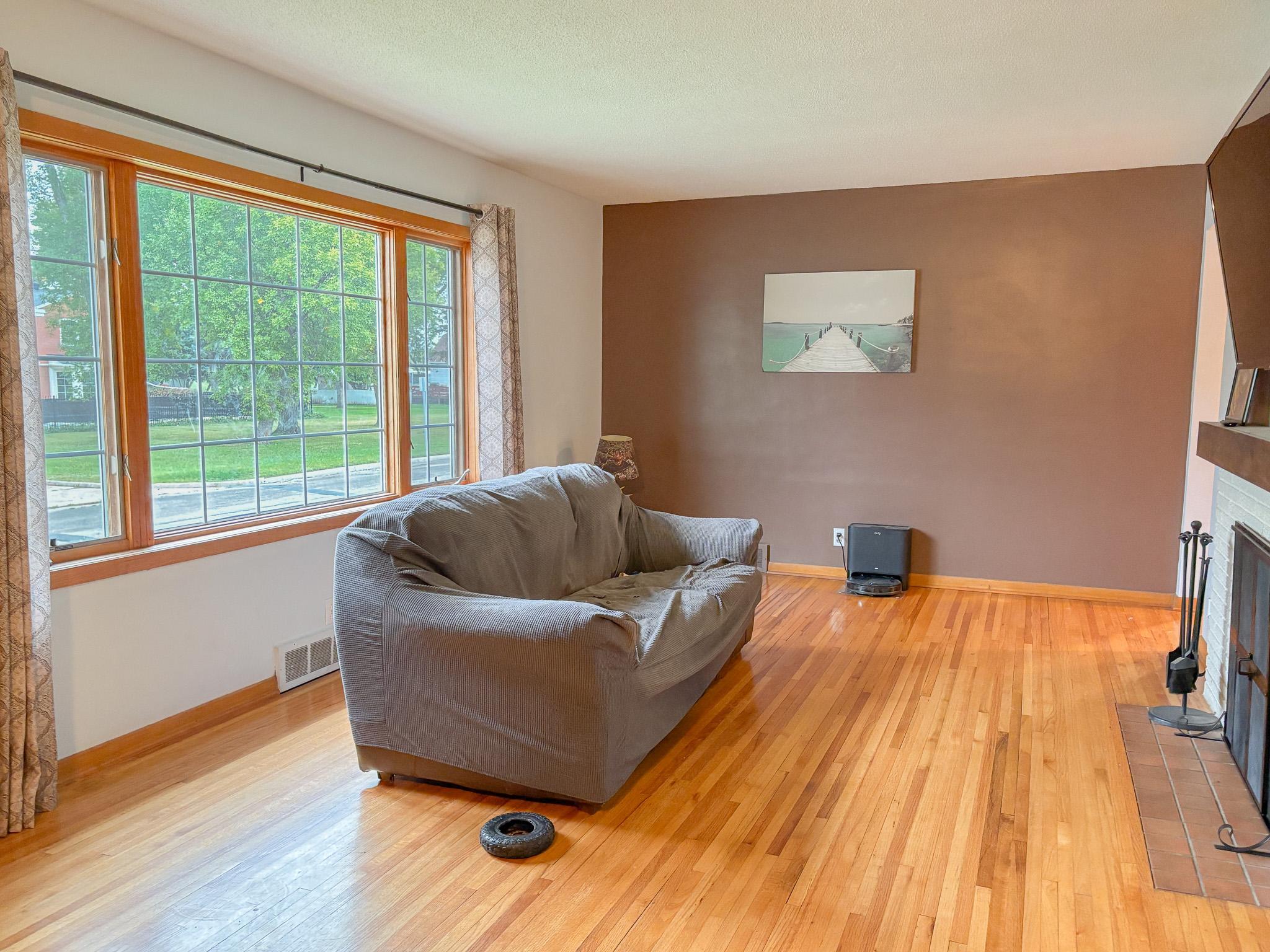 1952 single family home for sale at 81 4th Avenue N in Wahpeton, ND — 3 bed, 2 bath (photo 5 of 45)