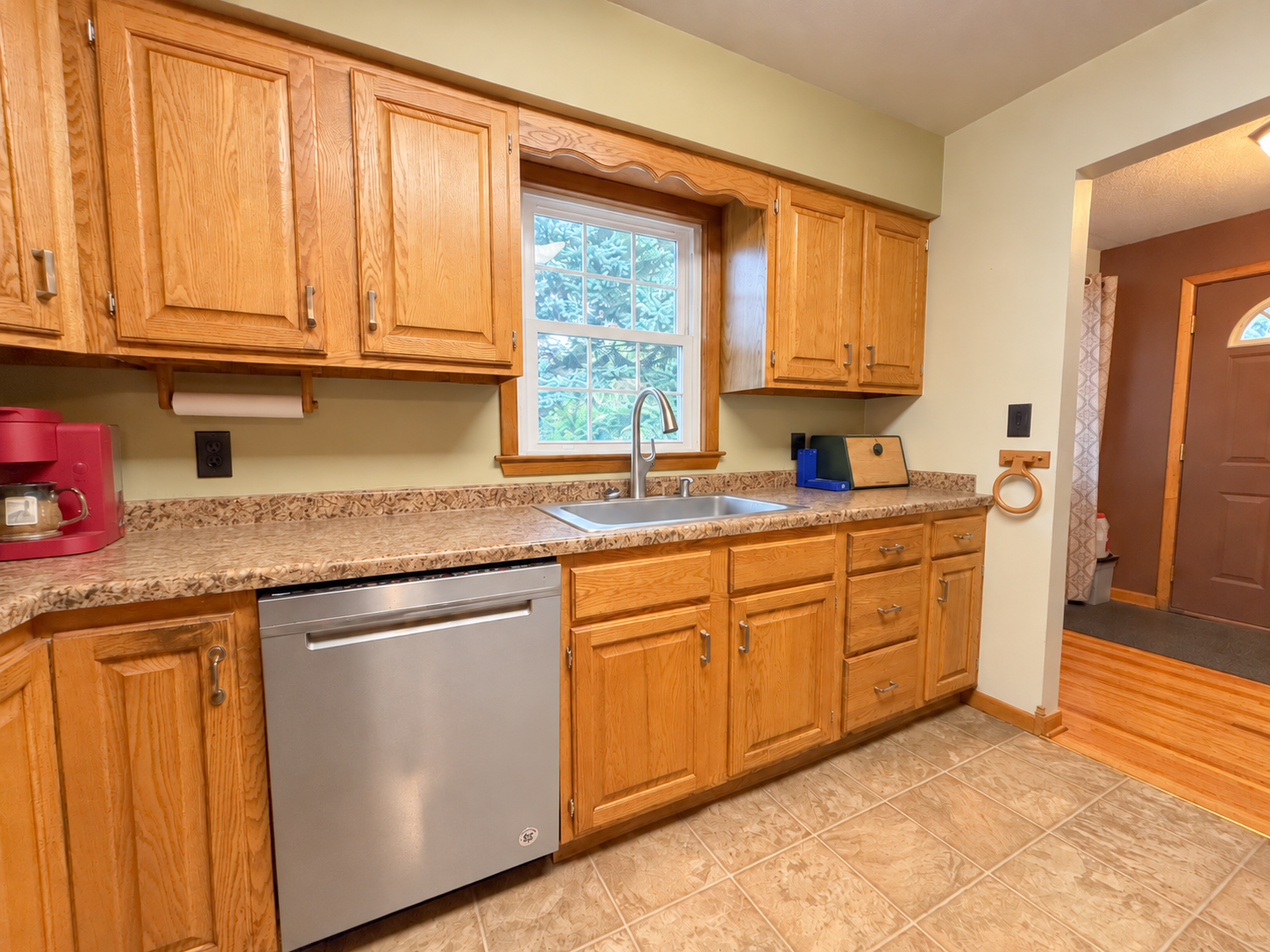 1952 single family home for sale at 81 4th Avenue N in Wahpeton, ND — 3 bed, 2 bath (photo 7 of 45)