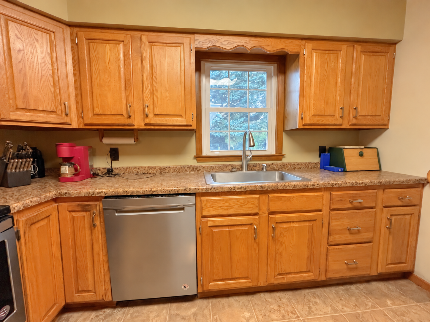 1952 single family home for sale at 81 4th Avenue N in Wahpeton, ND — 3 bed, 2 bath (photo 8 of 45)