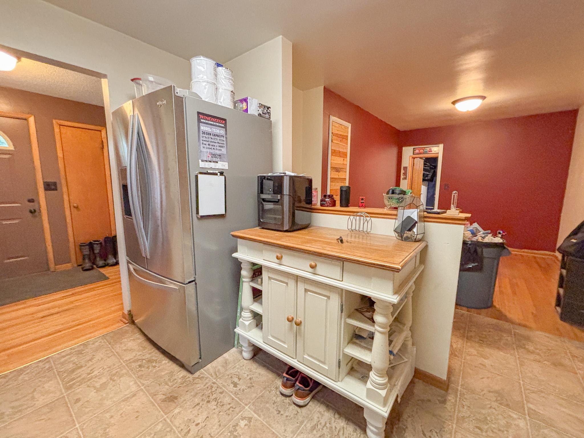 1952 single family home for sale at 81 4th Avenue N in Wahpeton, ND — 3 bed, 2 bath (photo 9 of 45)