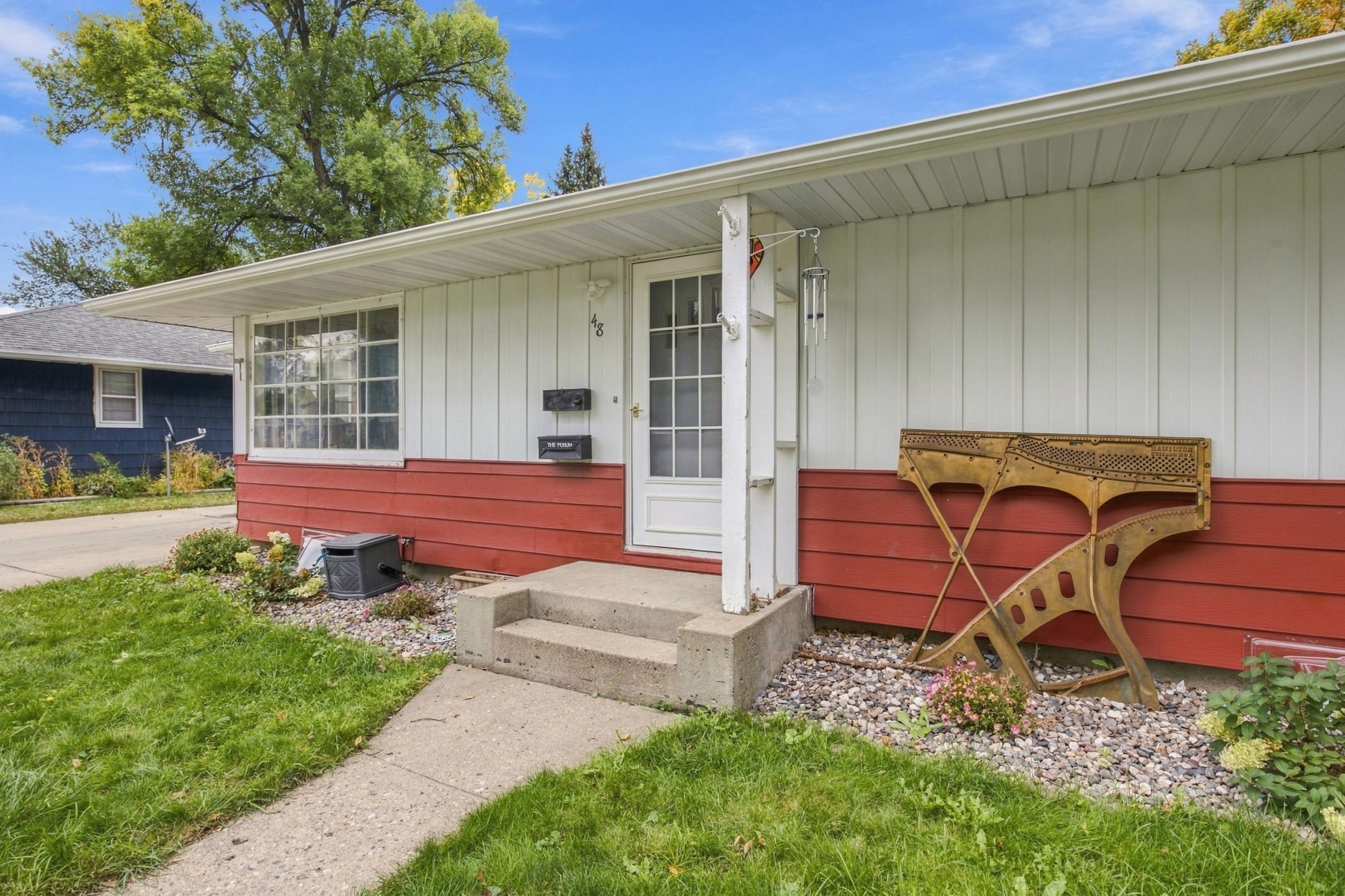 1952 single family home for sale at 48 17th Avenue N in Fargo, ND — 3 bed, 2 bath (photo 6 of 37)
