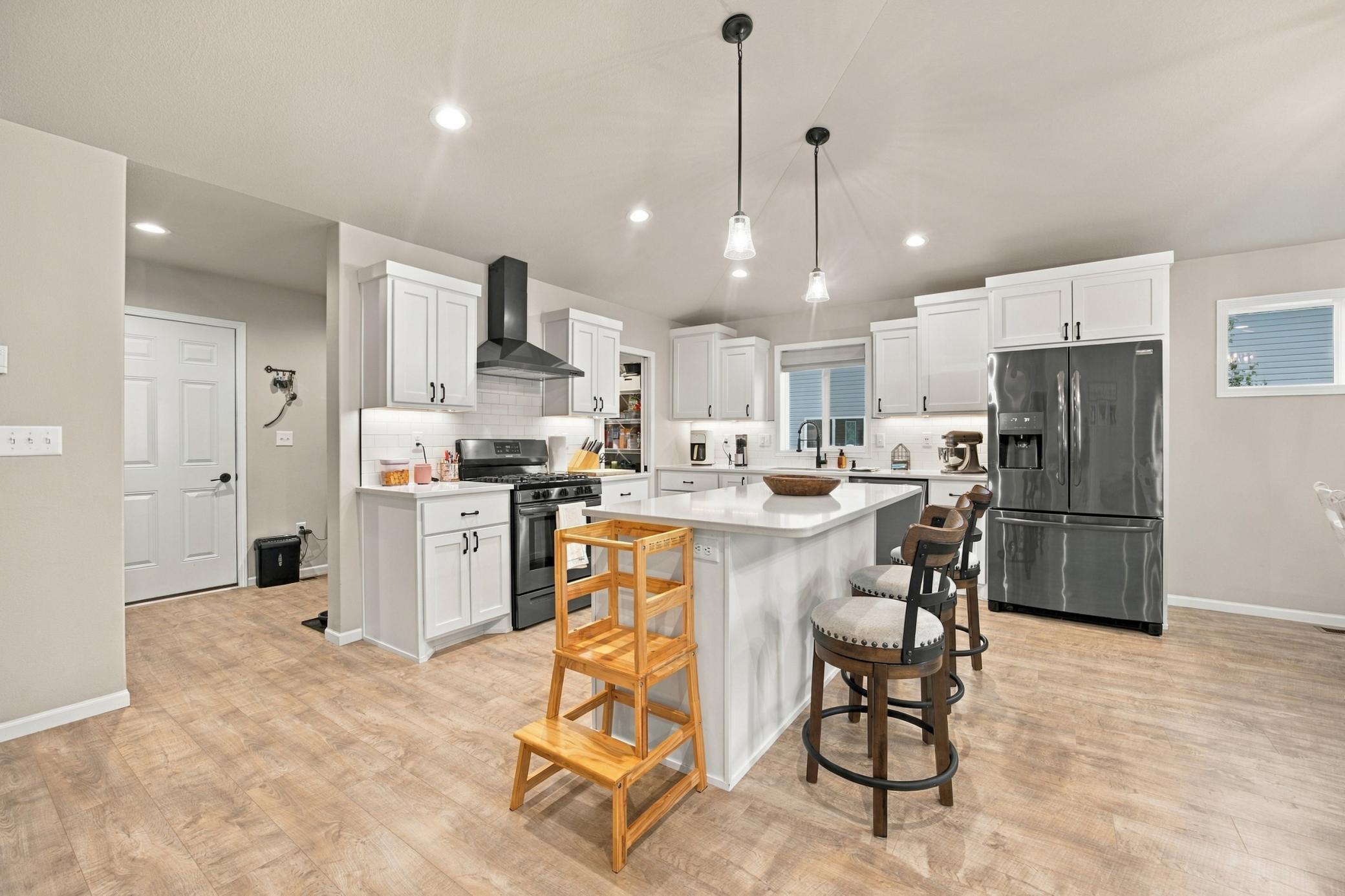 2021 single family home for sale at 7233 28th Street S in Fargo, ND — 4 bed, 3 bath (photo 5 of 29)