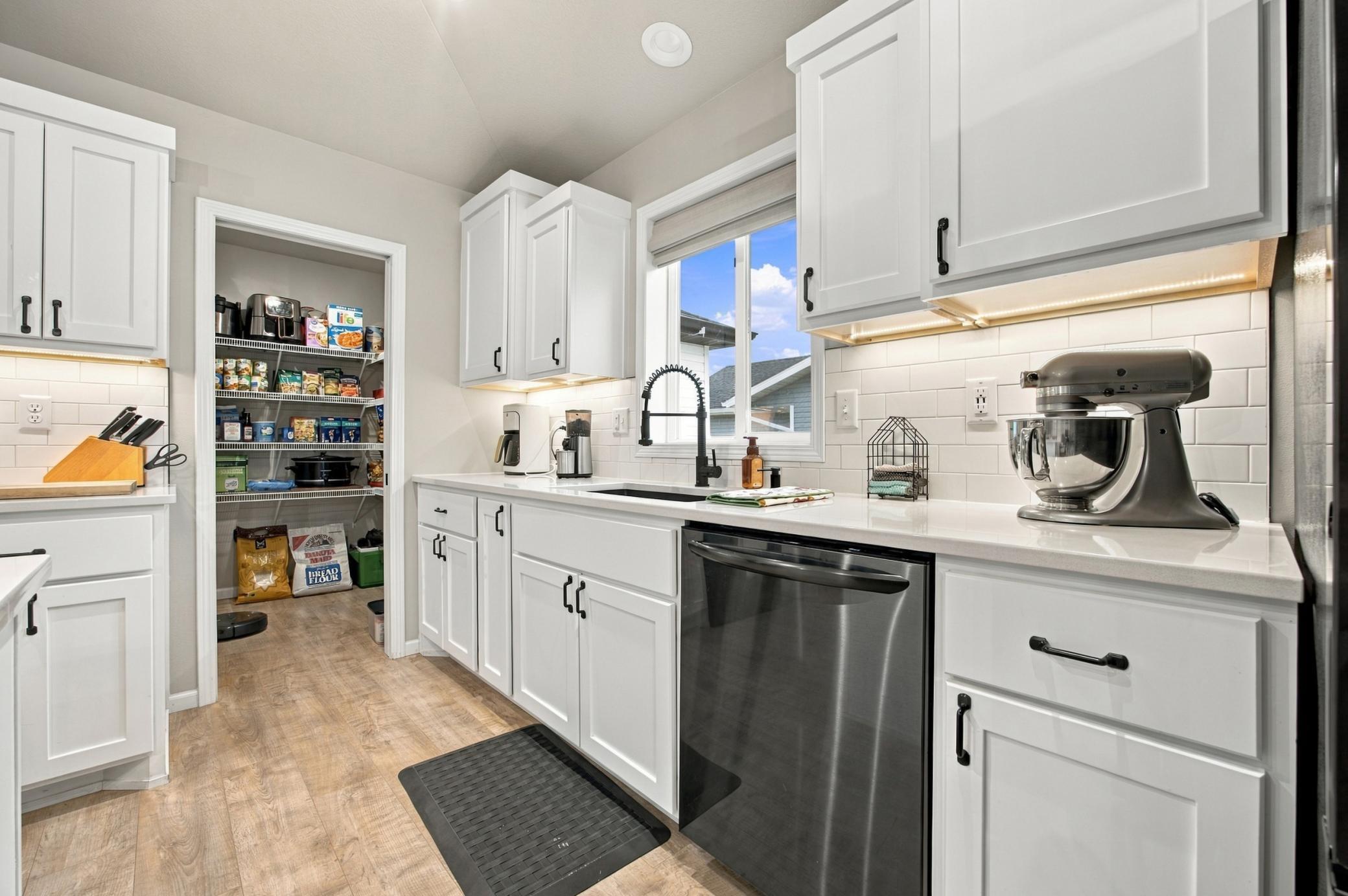 2021 single family home for sale at 7233 28th Street S in Fargo, ND — 4 bed, 3 bath (photo 7 of 29)