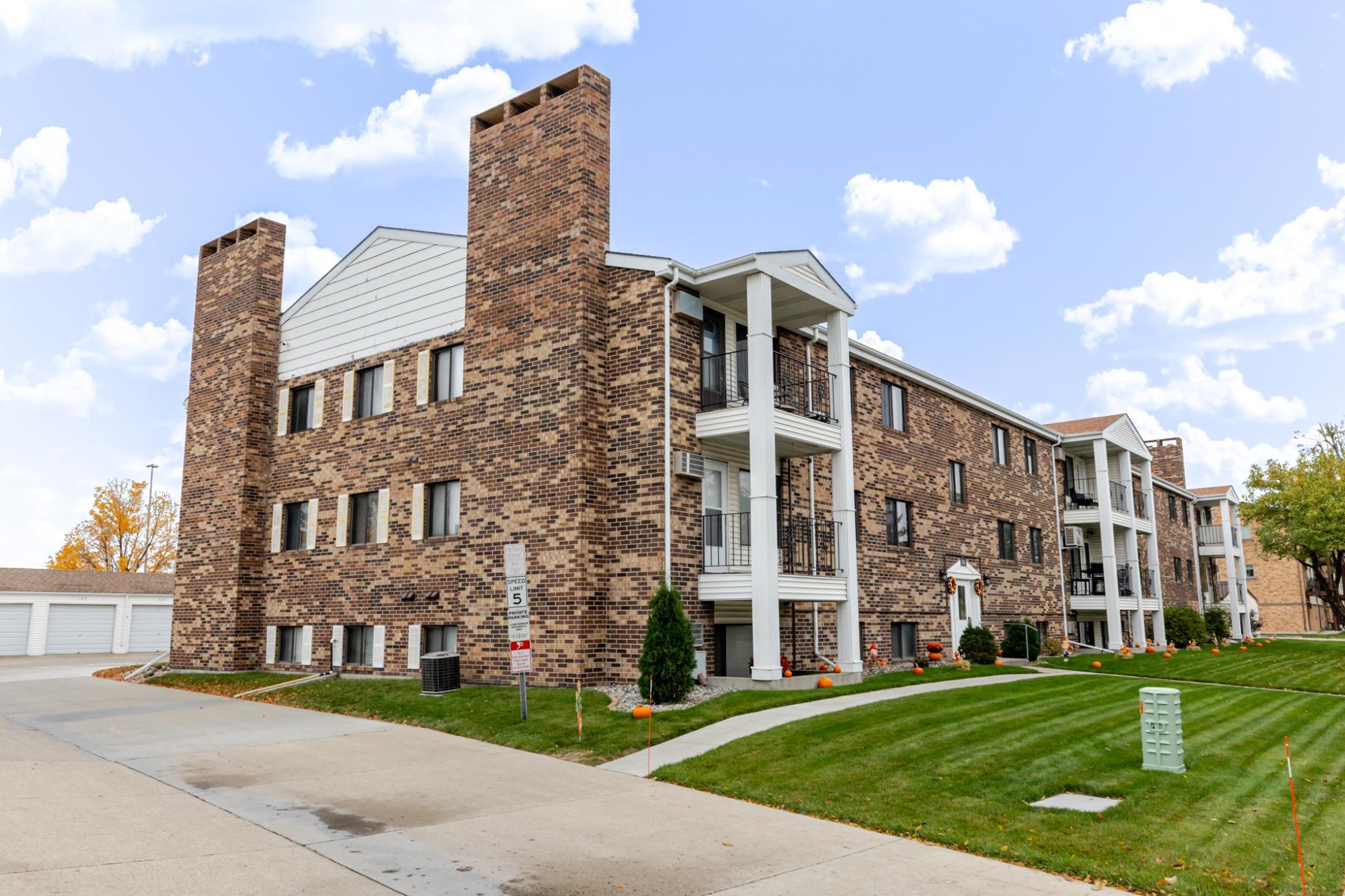 1980 condo for sale at 341 Prairiewood Circle S, Unit 207 in Fargo, ND — 2 bed, 2 bath (photo 2 of 34)