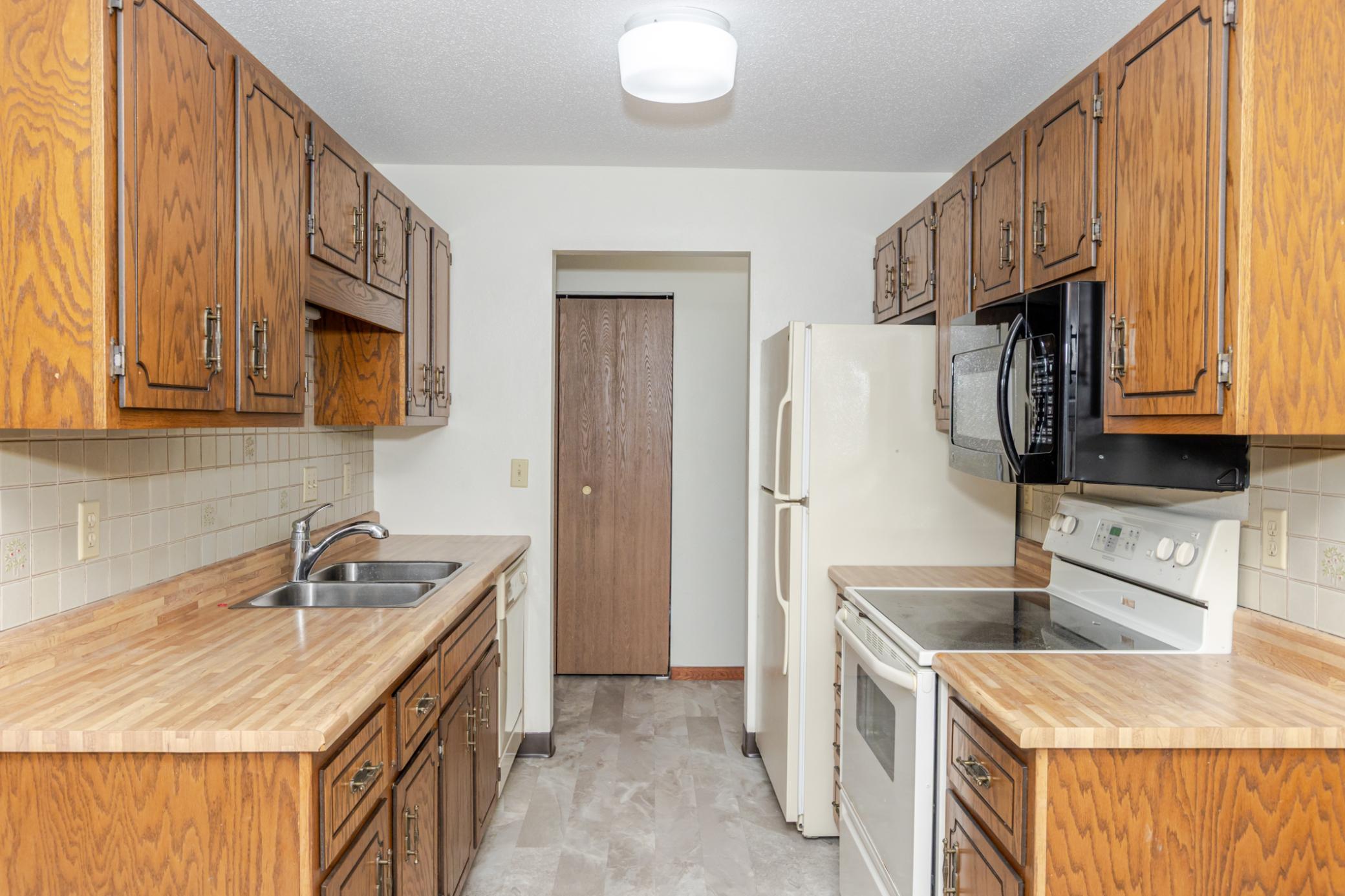 1980 condo for sale at 341 Prairiewood Circle S, Unit 207 in Fargo, ND — 2 bed, 2 bath (photo 12 of 34)