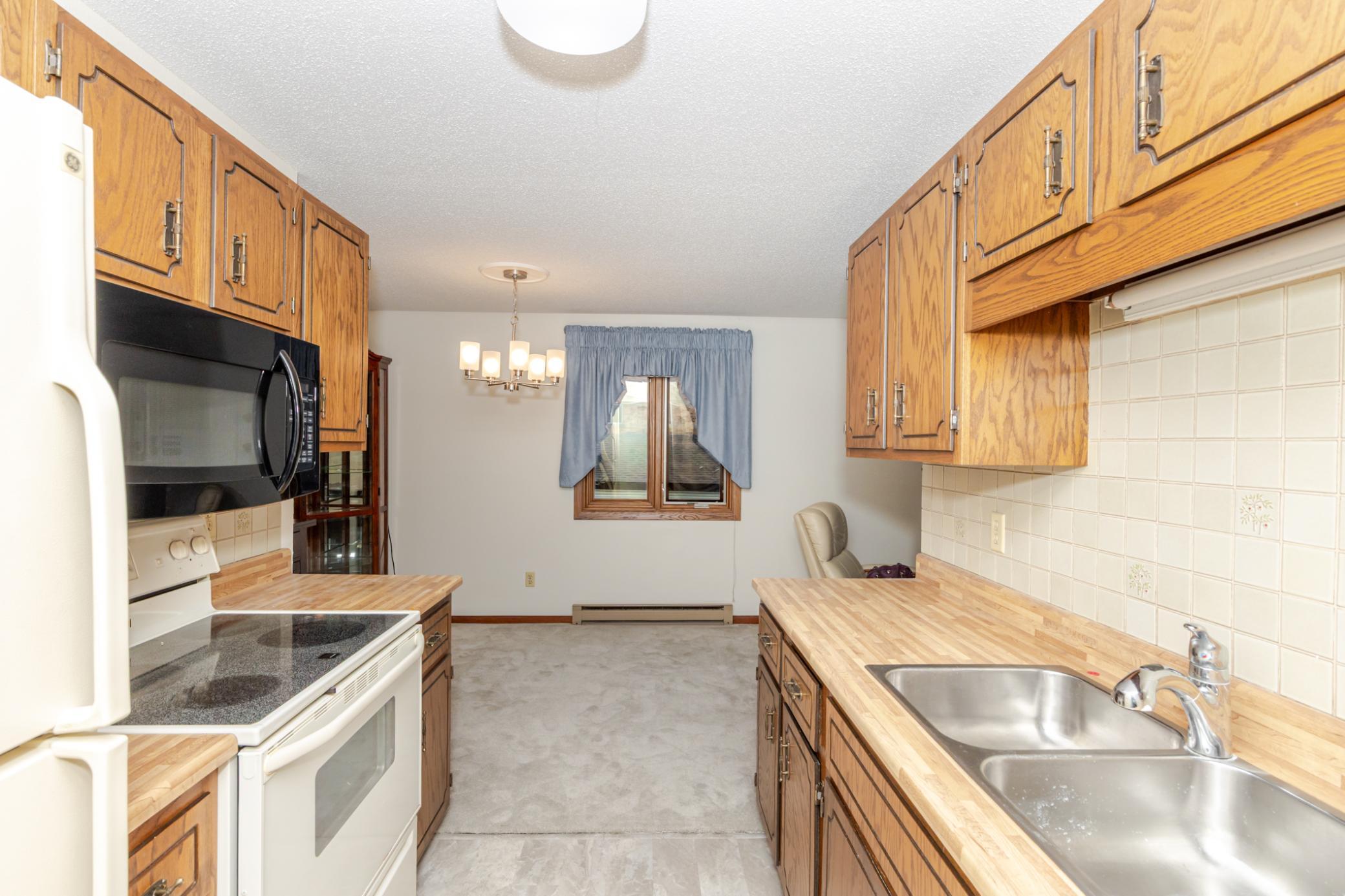 1980 condo for sale at 341 Prairiewood Circle S, Unit 207 in Fargo, ND — 2 bed, 2 bath (photo 13 of 34)
