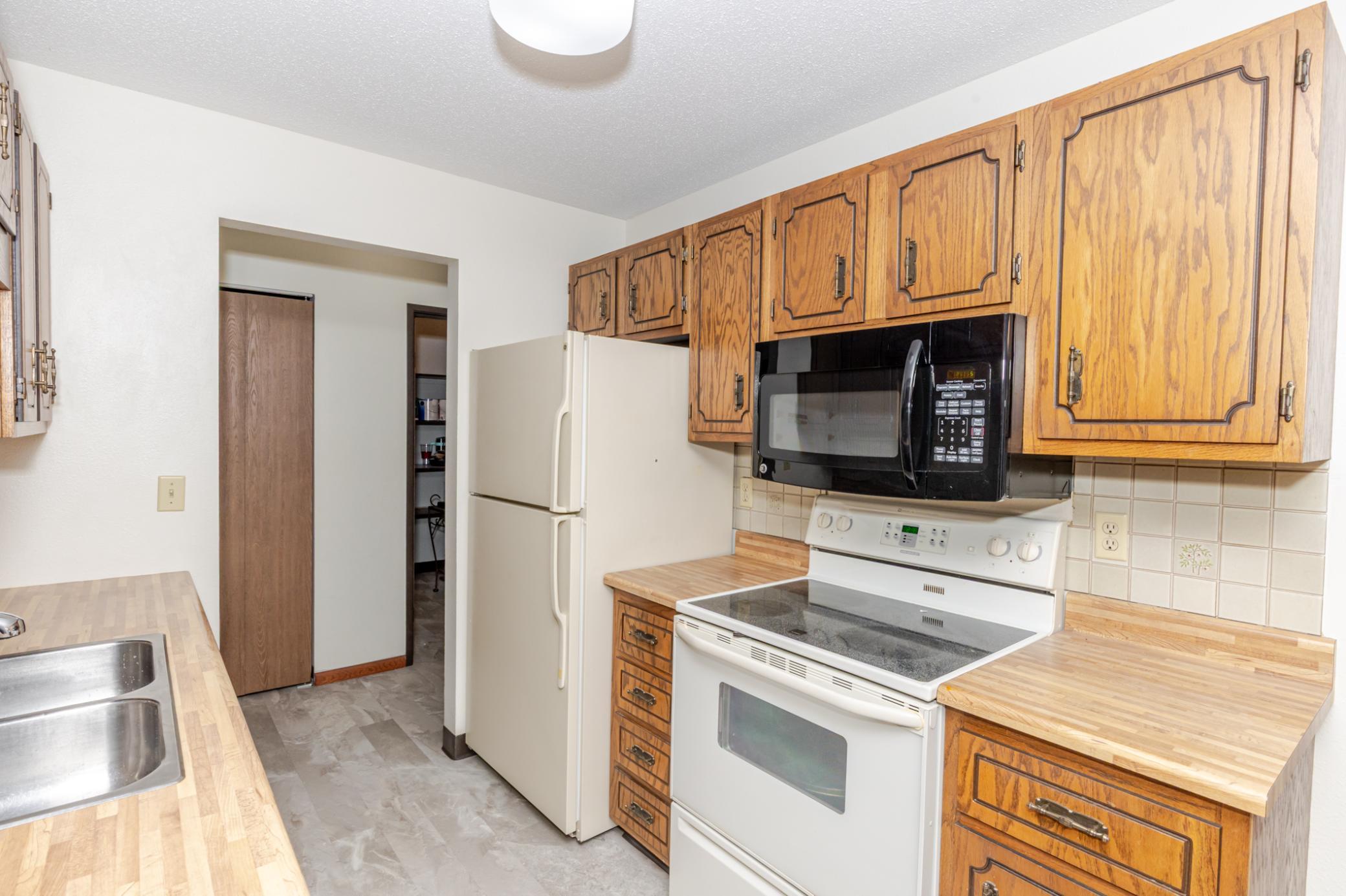1980 condo for sale at 341 Prairiewood Circle S, Unit 207 in Fargo, ND — 2 bed, 2 bath (photo 14 of 34)