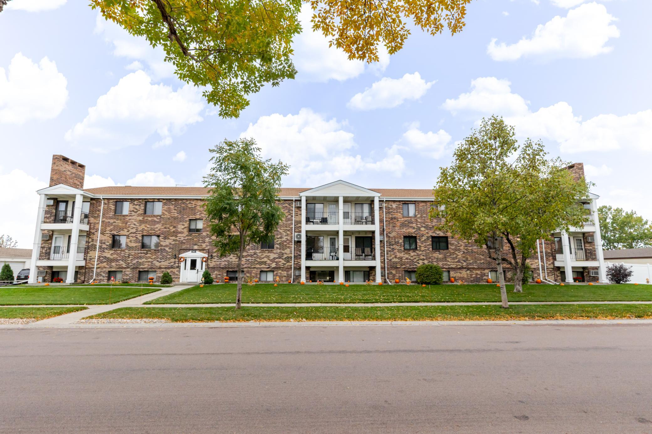 1980 condo for sale at 341 Prairiewood Circle S, Unit 207 in Fargo, ND — 2 bed, 2 bath (photo 3 of 34)