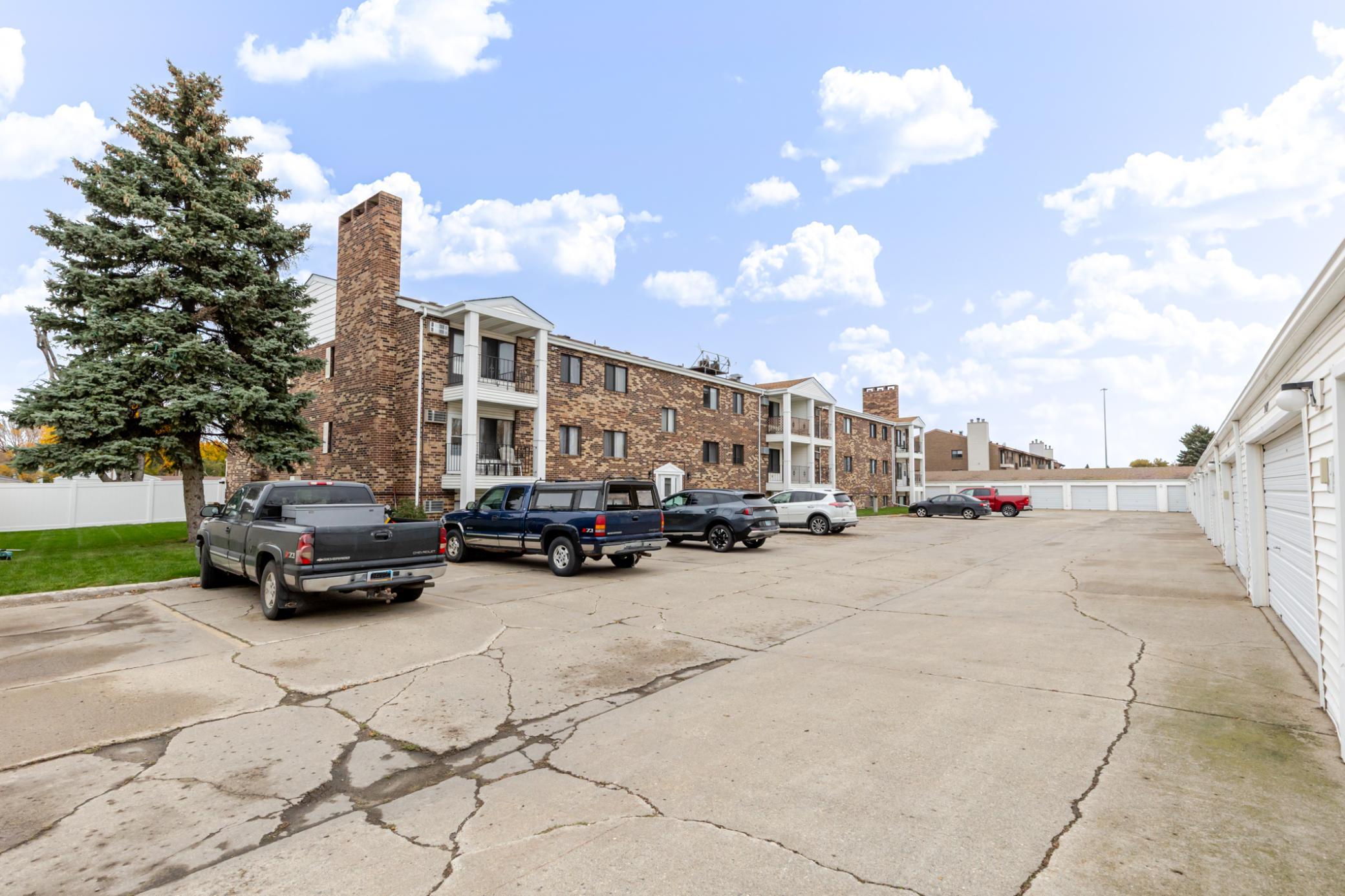 1980 condo for sale at 341 Prairiewood Circle S, Unit 207 in Fargo, ND — 2 bed, 2 bath (photo 29 of 34)