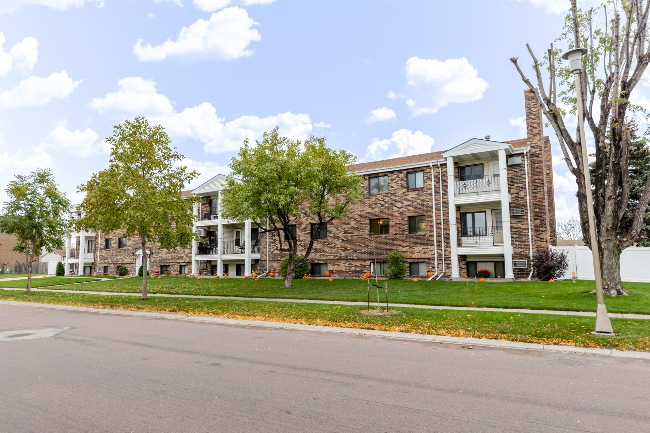 1980 condo for sale at 341 Prairiewood Circle S, Unit 207 in Fargo, ND — 2 bed, 2 bath (photo 4 of 34)