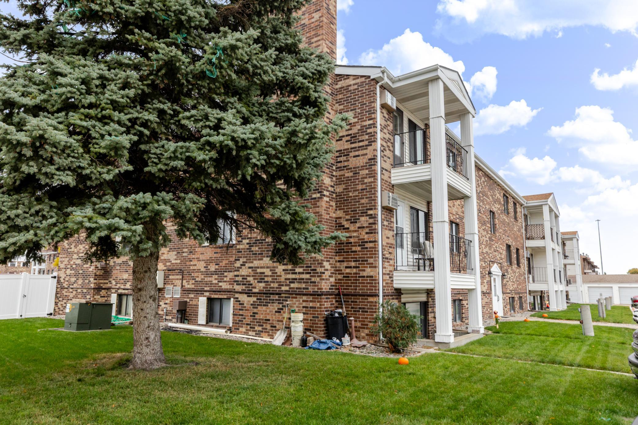 1980 condo for sale at 341 Prairiewood Circle S, Unit 207 in Fargo, ND — 2 bed, 2 bath (photo 31 of 34)
