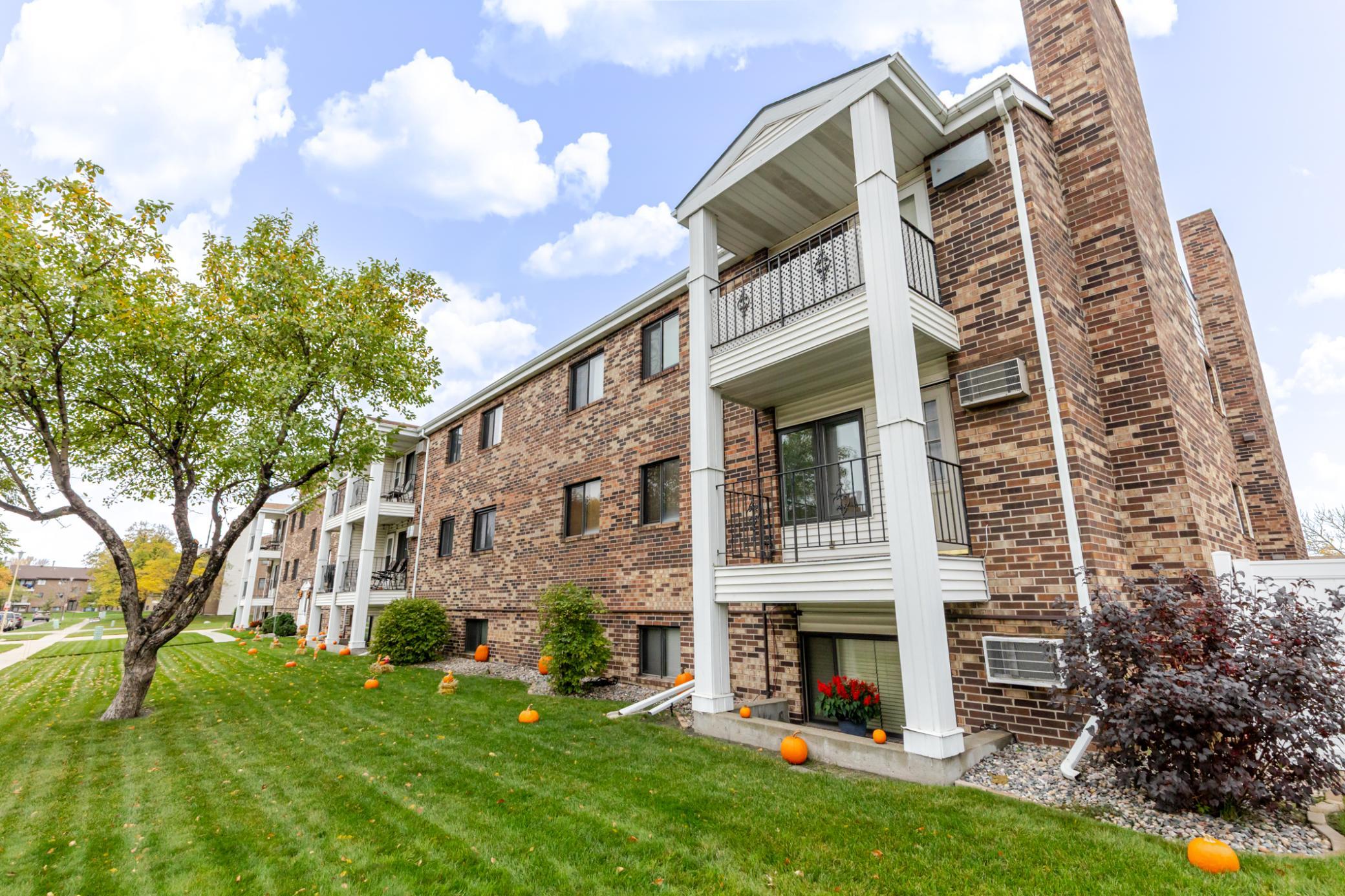 1980 condo for sale at 341 Prairiewood Circle S, Unit 207 in Fargo, ND — 2 bed, 2 bath (photo 5 of 34)