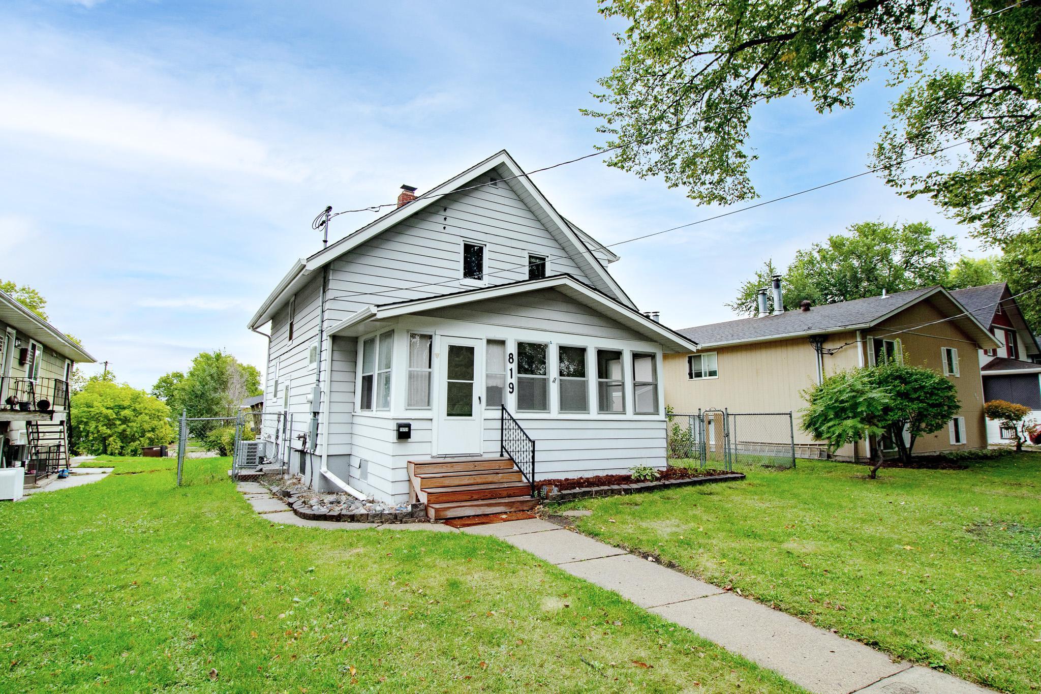 1927 single family home for sale at 819 1st Street N in Fargo, ND — 3 bed, 2 bath (photo 2 of 23)
