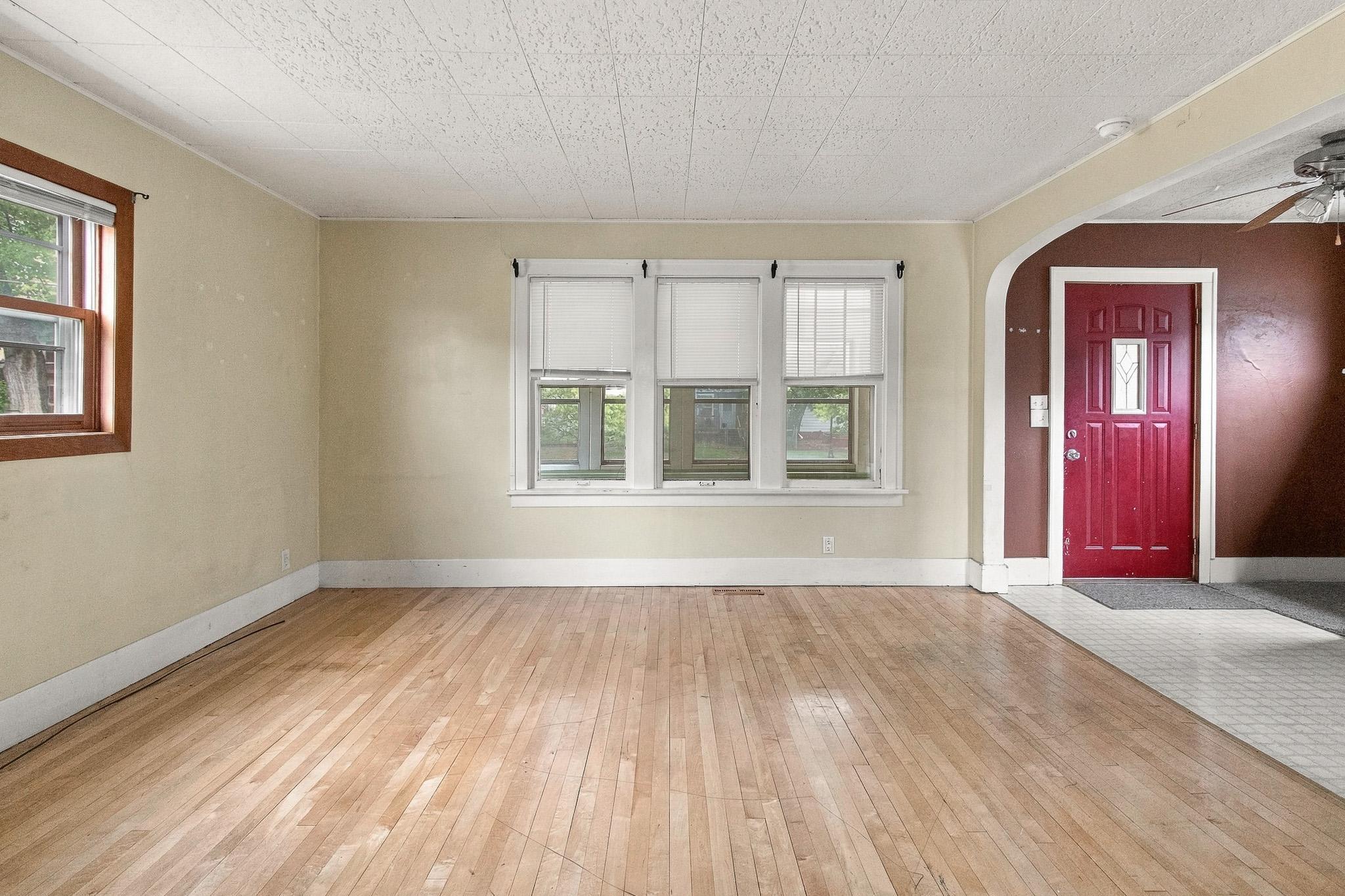 1927 single family home for sale at 819 1st Street N in Fargo, ND — 3 bed, 2 bath (photo 5 of 23)