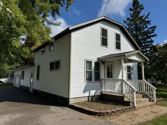 1910 single family home for sale at 106 Cedar Avenue NE in Wadena, MN — 4 bed, 2 bath (photo 3 of 46)