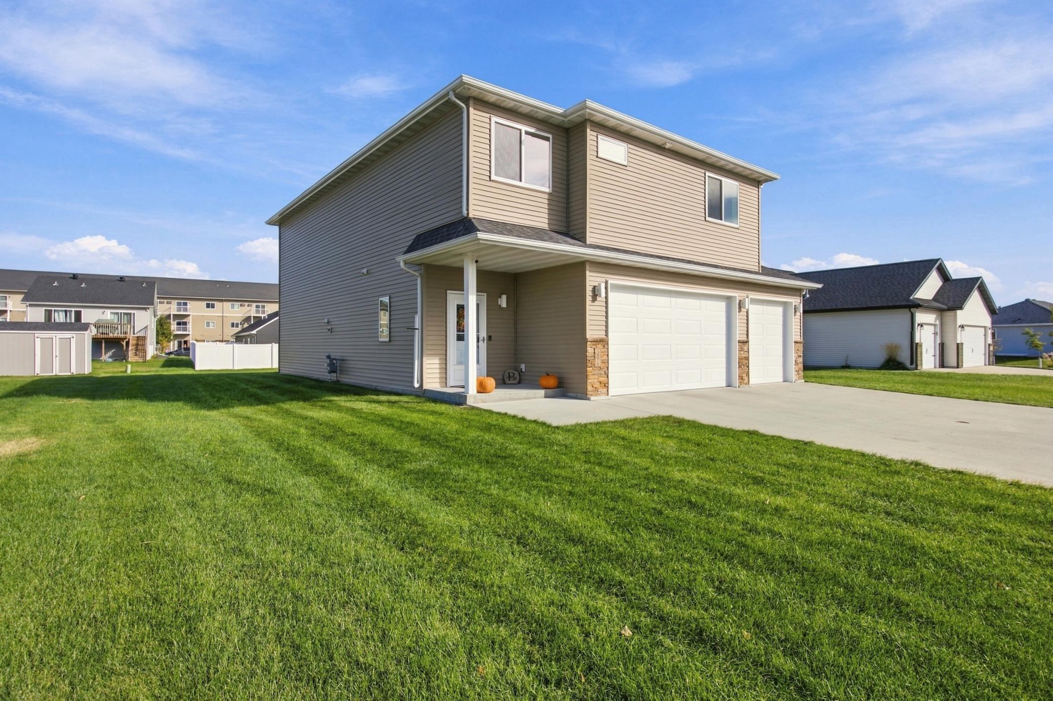 2017 single family home for sale at 3556 17th Street S in Moorhead, MN — 3 bed, 3 bath (photo 2 of 40)
