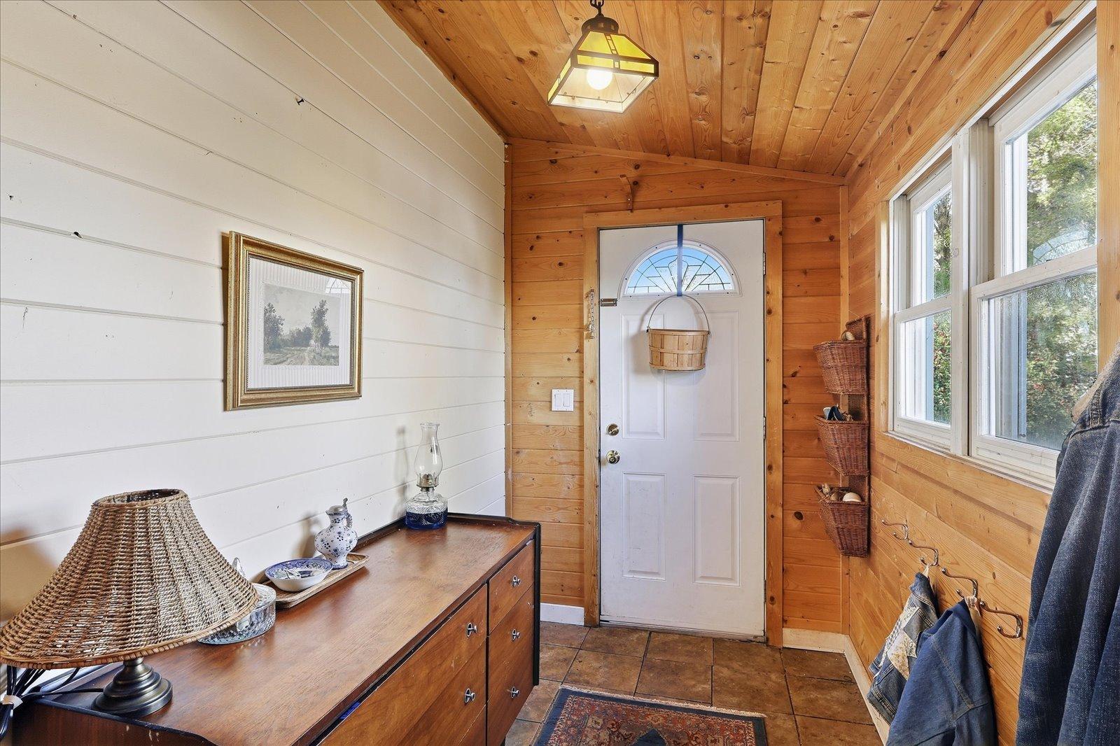 1933 single family home for sale at 106 Hartley Street in Coleraine, MN — 3 bed, 1 bath (photo 3 of 32)