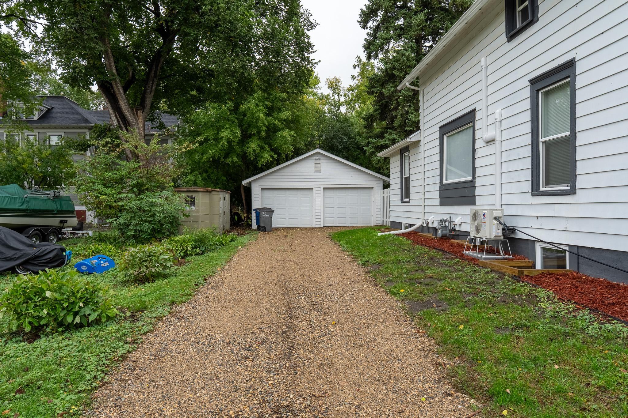 1920 single family home for sale at 415 3rd Avenue S in Moorhead, MN — 6 bed, 3 bath (photo 3 of 45)