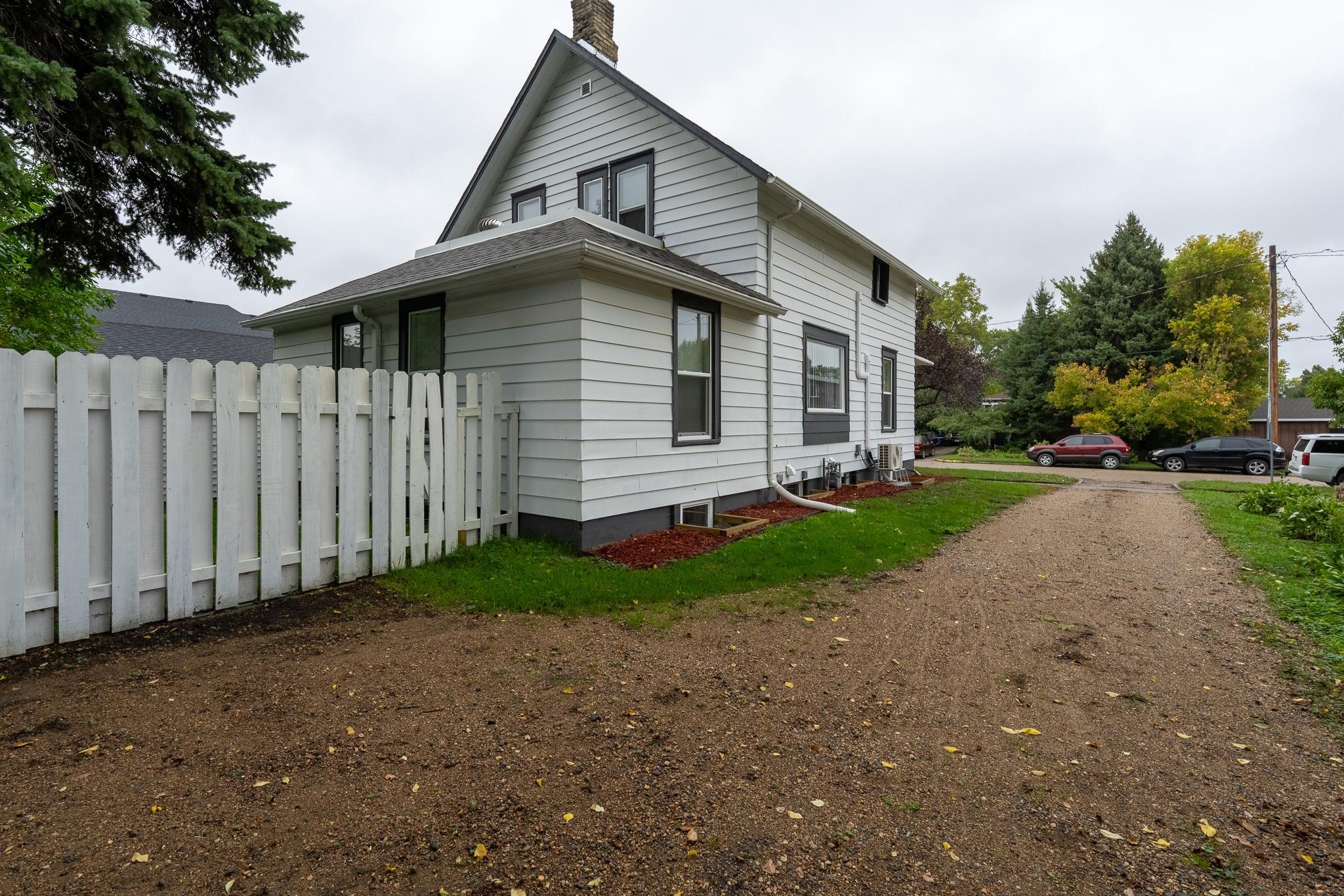1920 single family home for sale at 415 3rd Avenue S in Moorhead, MN — 6 bed, 3 bath (photo 5 of 45)