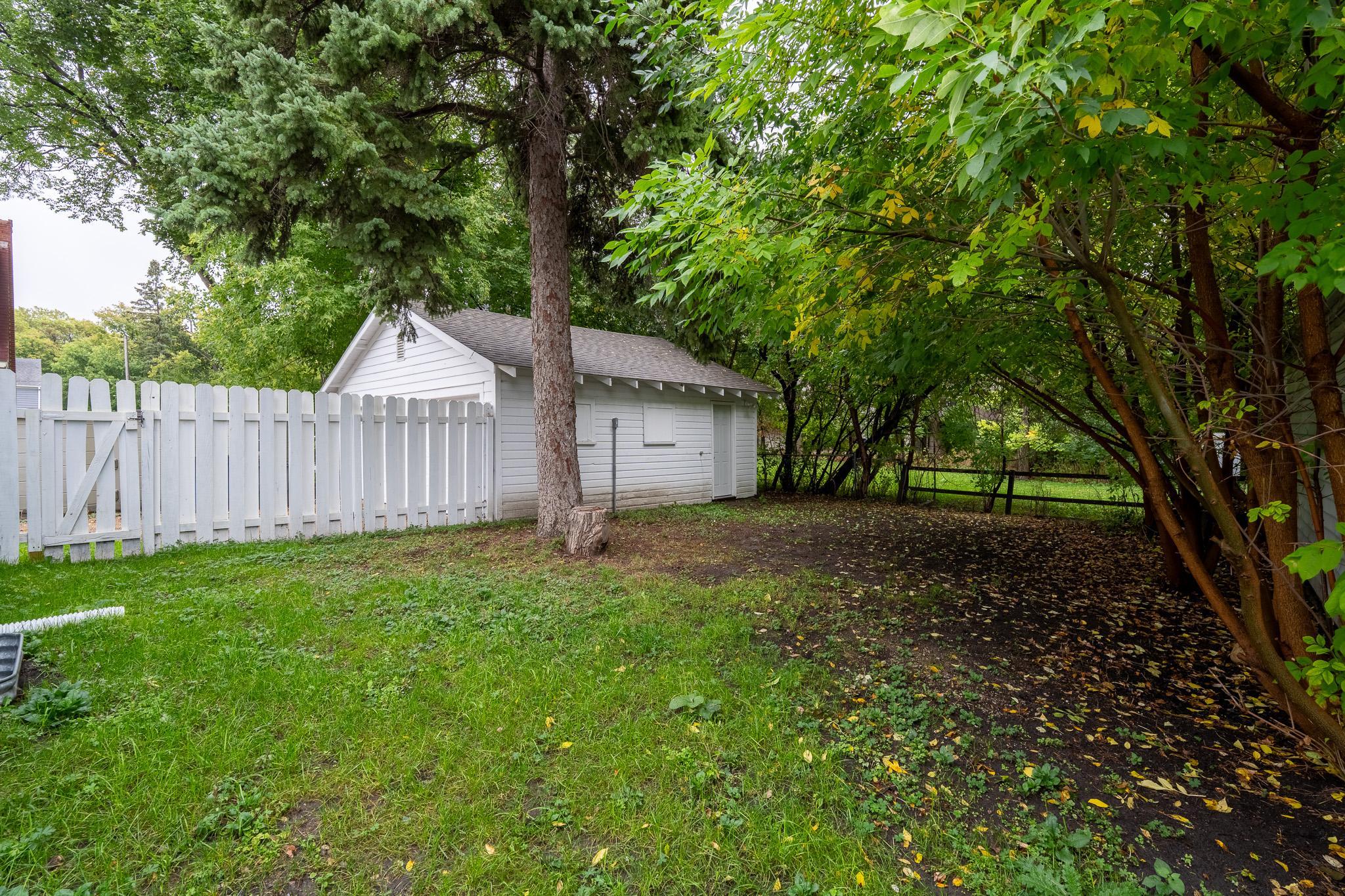 1920 single family home for sale at 415 3rd Avenue S in Moorhead, MN — 6 bed, 3 bath (photo 6 of 45)
