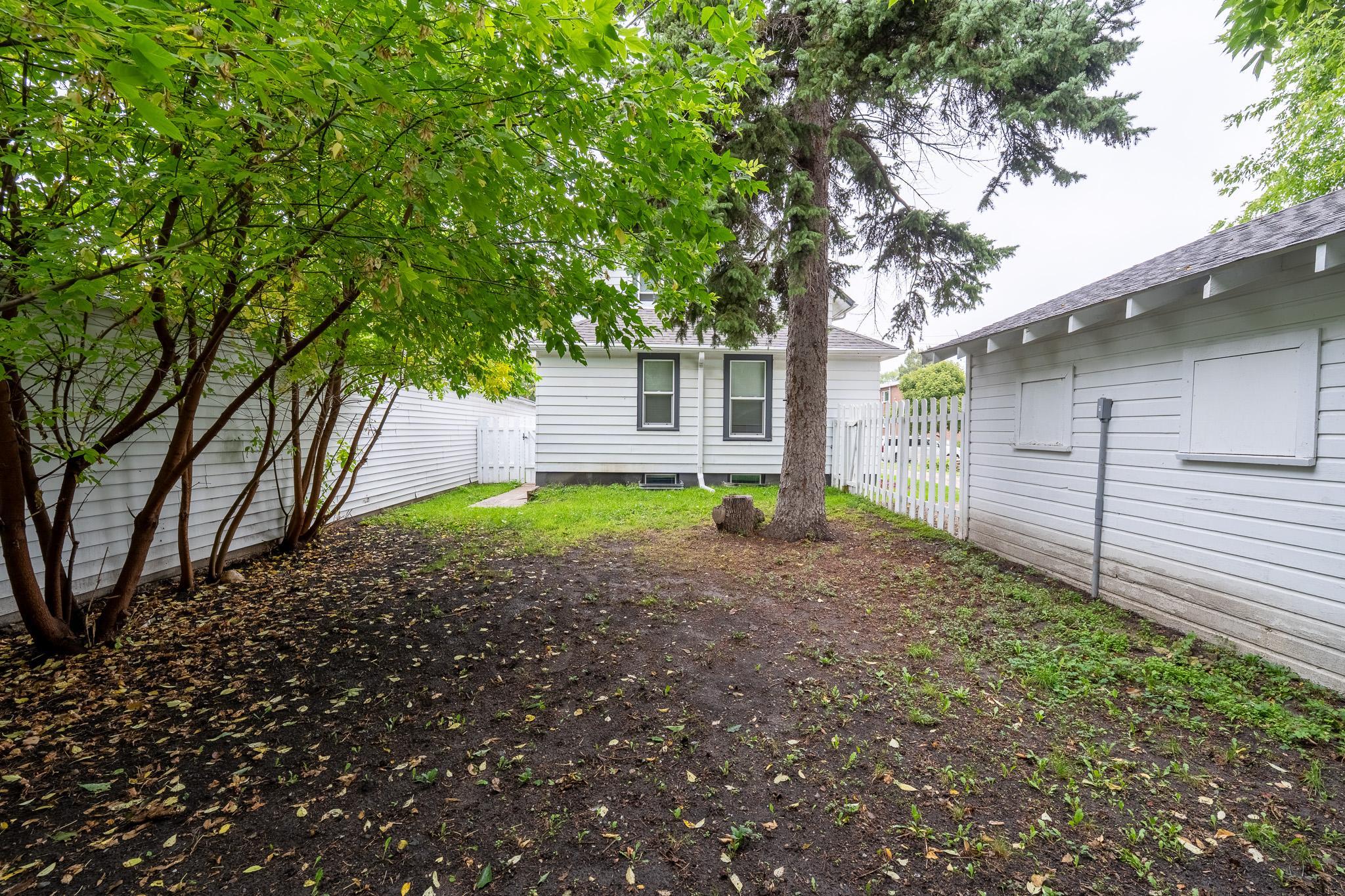 1920 single family home for sale at 415 3rd Avenue S in Moorhead, MN — 6 bed, 3 bath (photo 7 of 45)